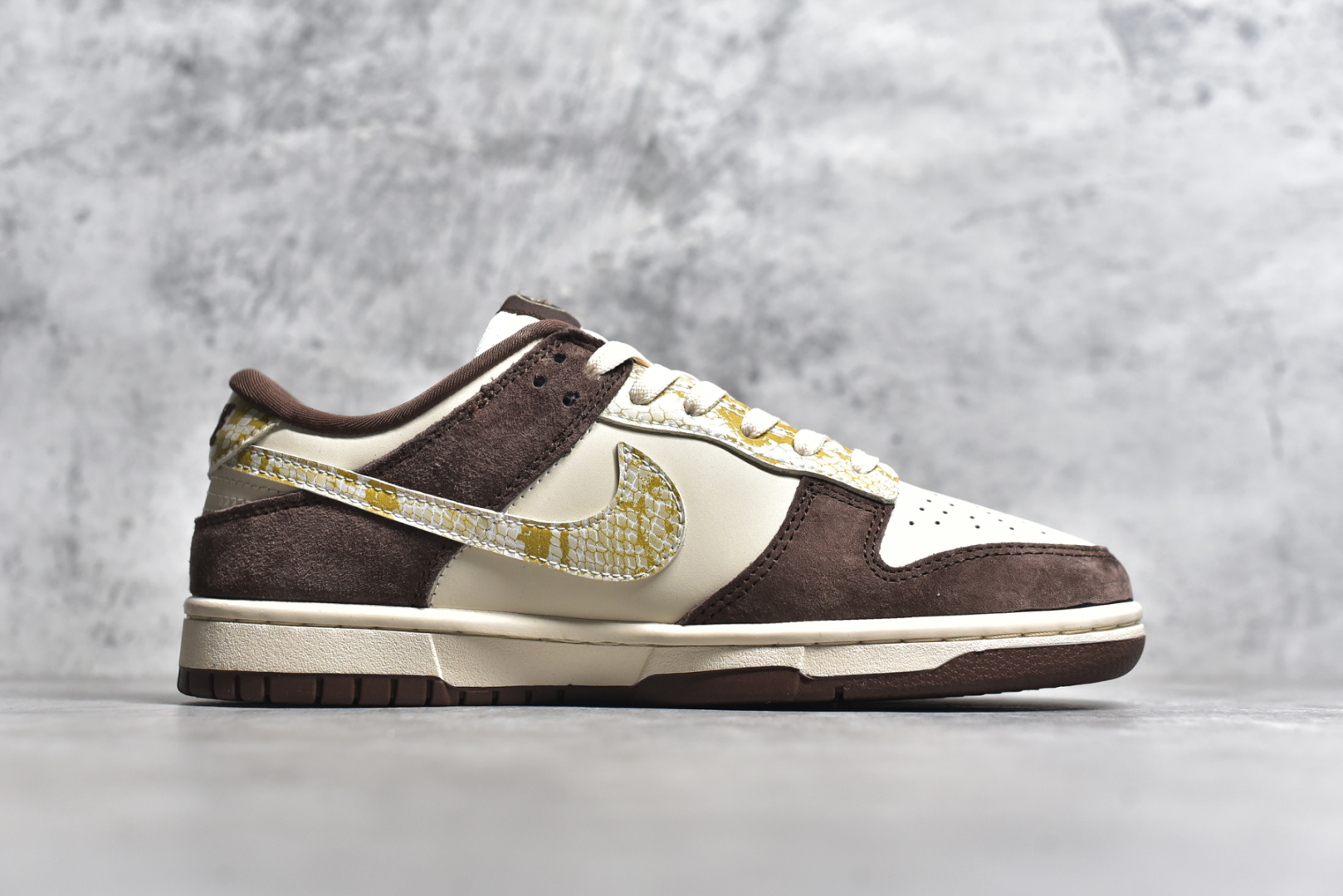 图片[3]-#NK SB Dunk Low“ 北面联名蛇年限定——米棕白蛇” 周年高端定制 低帮休闲板鞋 定制鞋盒 大厂纯原品质出货 超高清洁度 皮料切割干净无任何毛边 细节完美 货号：CH8311-234 尺码：36 36.5 37.5 38 38.5 39 40 40.5 41 42 42.5 43 44 44.5 45-选品中心