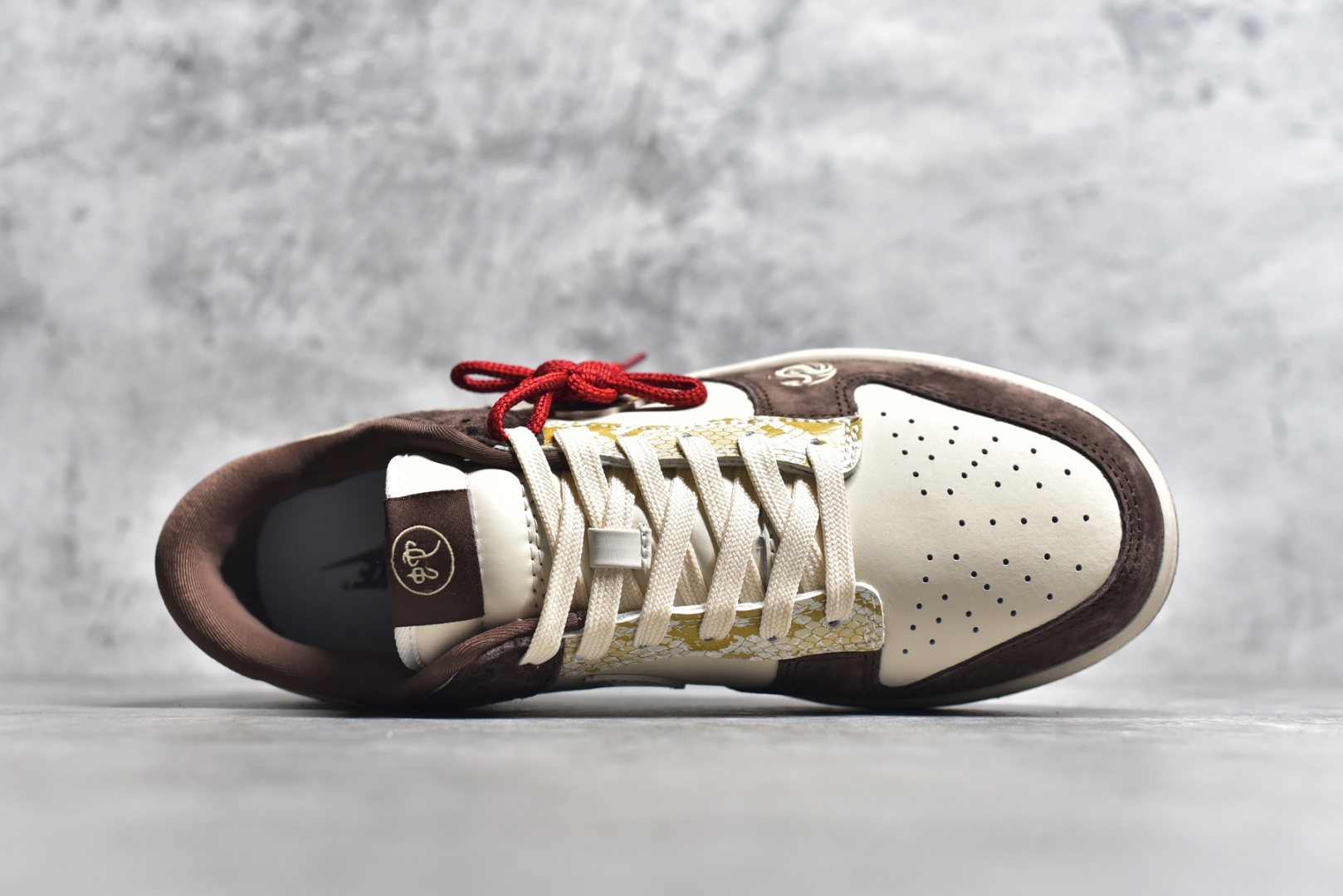 图片[4]-#NK SB Dunk Low“ 北面联名蛇年限定——米棕白蛇” 周年高端定制 低帮休闲板鞋 定制鞋盒 大厂纯原品质出货 超高清洁度 皮料切割干净无任何毛边 细节完美 货号：CH8311-234 尺码：36 36.5 37.5 38 38.5 39 40 40.5 41 42 42.5 43 44 44.5 45-选品中心