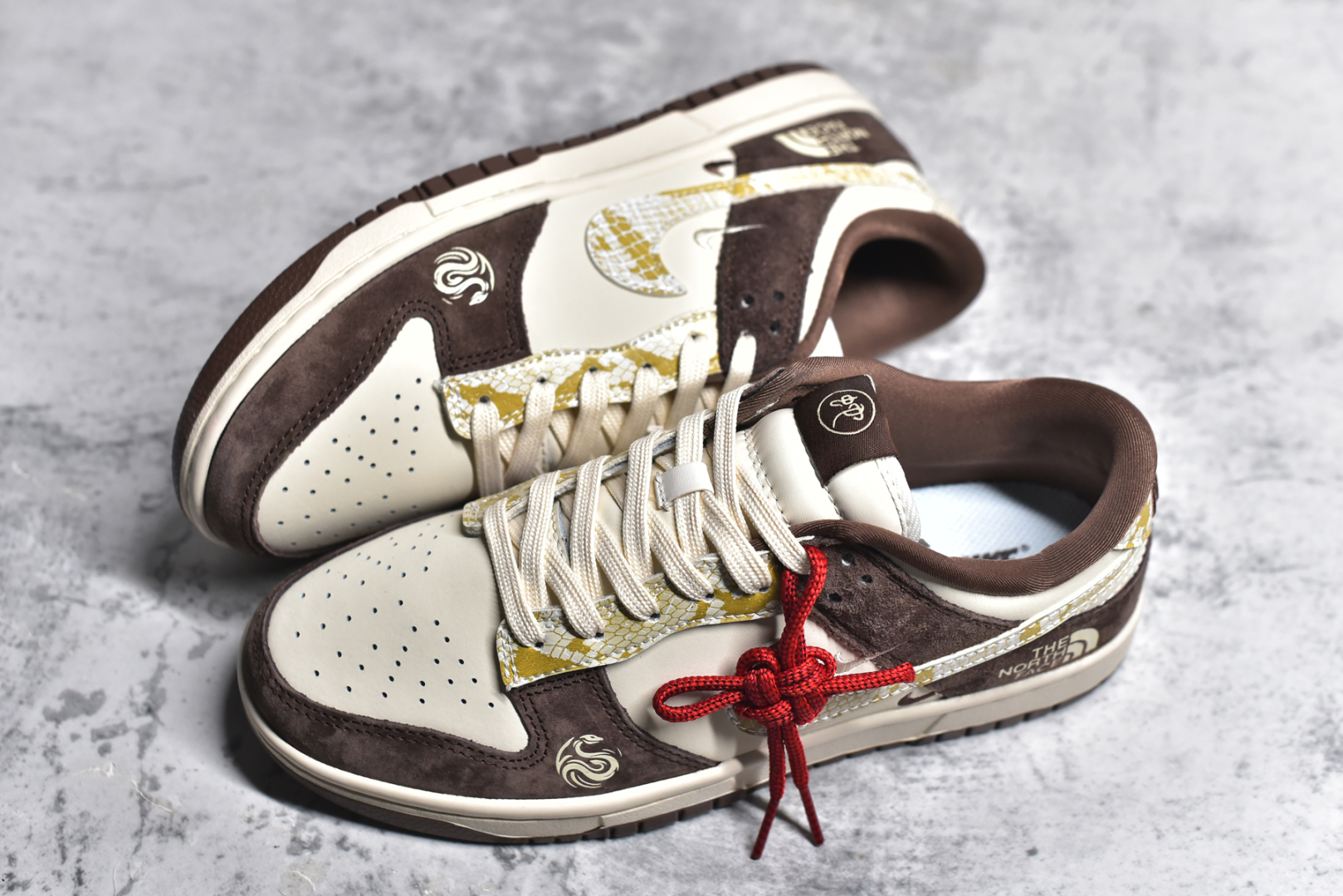 图片[7]-#NK SB Dunk Low“ 北面联名蛇年限定——米棕白蛇” 周年高端定制 低帮休闲板鞋 定制鞋盒 大厂纯原品质出货 超高清洁度 皮料切割干净无任何毛边 细节完美 货号：CH8311-234 尺码：36 36.5 37.5 38 38.5 39 40 40.5 41 42 42.5 43 44 44.5 45-选品中心