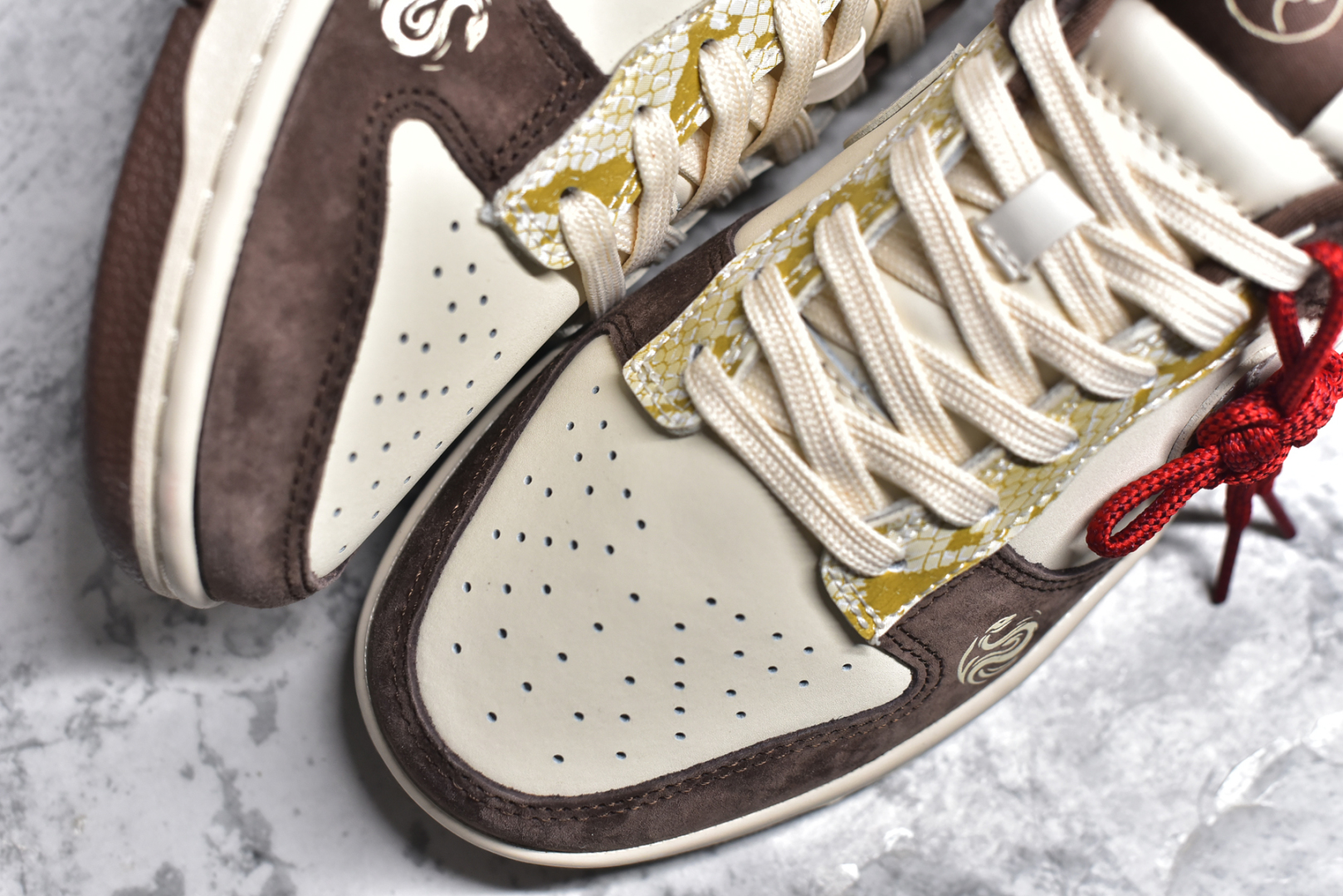 图片[8]-#NK SB Dunk Low“ 北面联名蛇年限定——米棕白蛇” 周年高端定制 低帮休闲板鞋 定制鞋盒 大厂纯原品质出货 超高清洁度 皮料切割干净无任何毛边 细节完美 货号：CH8311-234 尺码：36 36.5 37.5 38 38.5 39 40 40.5 41 42 42.5 43 44 44.5 45-选品中心