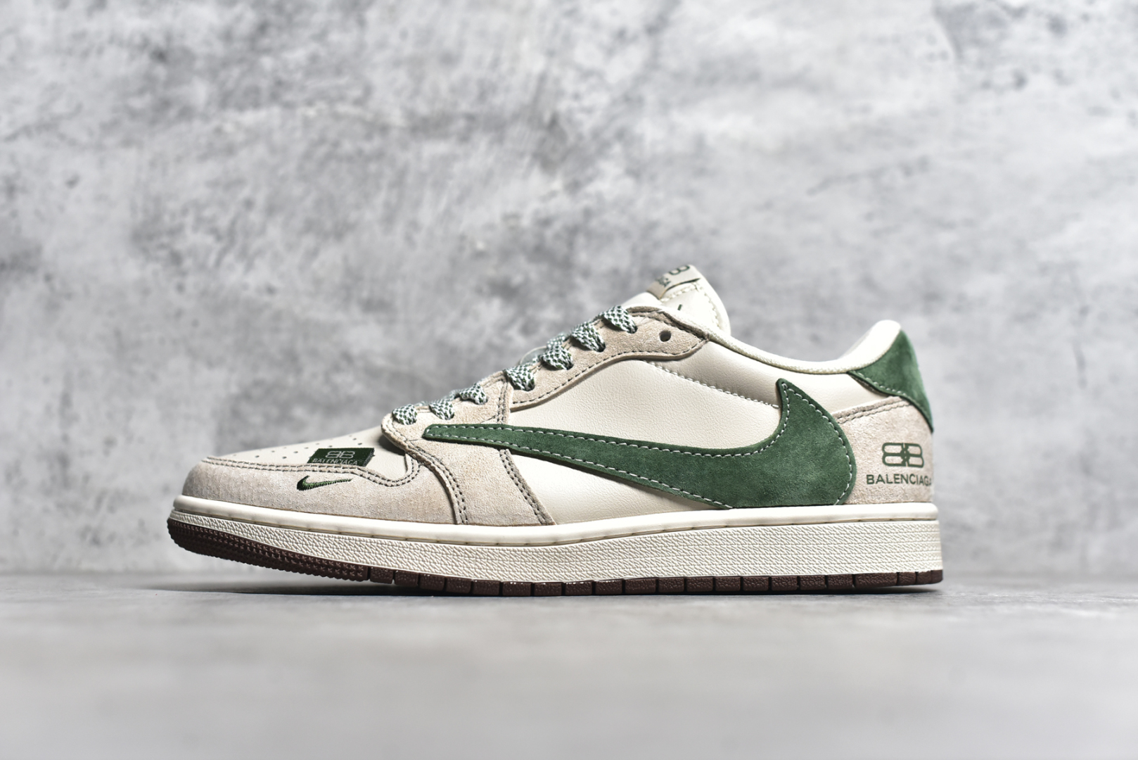 #Travis Scott x Fragment Design x Jordan Air Jordan 1 Low OG SP AJ1 乔1 巴黎世家联名 翻毛绿勾 低帮文化休闲板鞋  #多方联名合作融合了Travis Scott 独特的音乐风格，藤原浩个性的设计风格以及Jordan品牌的经典元素 使其成为一双具有独特身份和价值的鞋子 清新而立体的外观加上联名标识更突出了其独特身份 这种配色方案显示出活力和时尚感 在视觉上引人注目 鞋身的质感和细腻的细节处理使其显得高端而格调十足 这款“倒钩”联名是设计与创意完美结合 融合多方的个性风格是一款备受瞩目的潮流鞋款  货号：XS3086-015 尺码：36 36.5 37.5 38 38.5 39 40 40.5 41 42 42.5 43 44 44.5 45 编码：38-选品中心