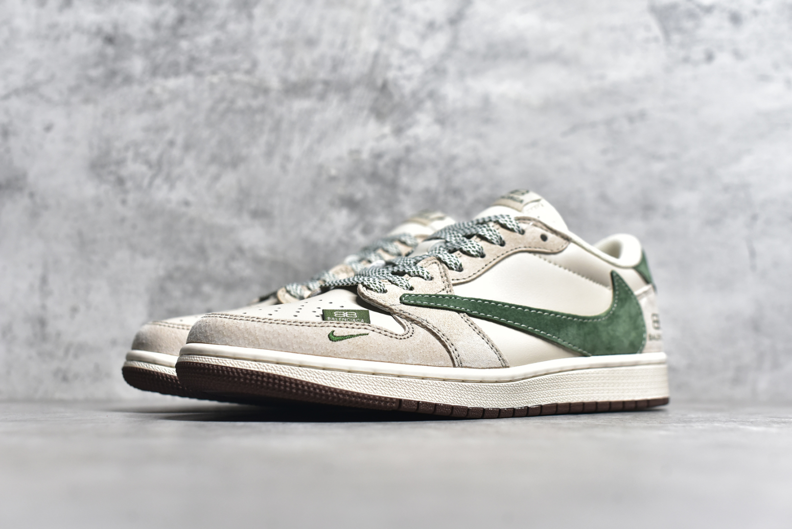 图片[2]-#Travis Scott x Fragment Design x Jordan Air Jordan 1 Low OG SP AJ1 乔1 巴黎世家联名 翻毛绿勾 低帮文化休闲板鞋  #多方联名合作融合了Travis Scott 独特的音乐风格，藤原浩个性的设计风格以及Jordan品牌的经典元素 使其成为一双具有独特身份和价值的鞋子 清新而立体的外观加上联名标识更突出了其独特身份 这种配色方案显示出活力和时尚感 在视觉上引人注目 鞋身的质感和细腻的细节处理使其显得高端而格调十足 这款“倒钩”联名是设计与创意完美结合 融合多方的个性风格是一款备受瞩目的潮流鞋款  货号：XS3086-015 尺码：36 36.5 37.5 38 38.5 39 40 40.5 41 42 42.5 43 44 44.5 45 编码：38-选品中心