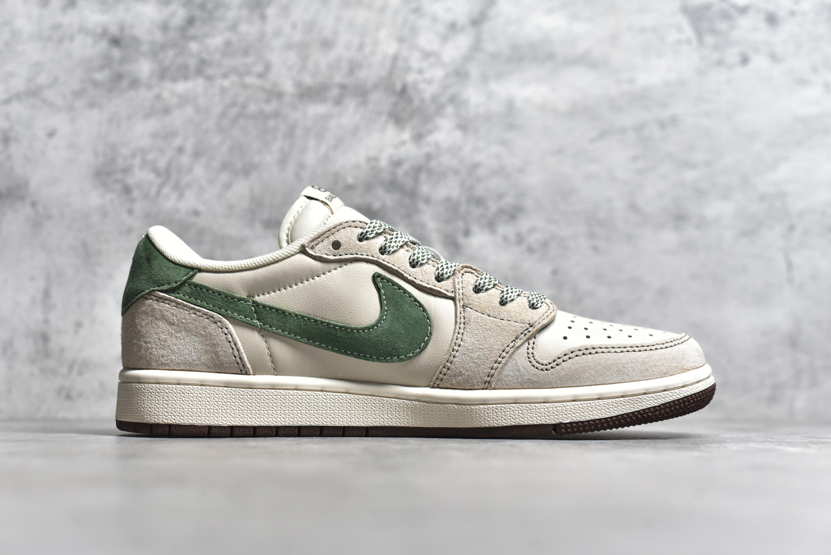图片[3]-#Travis Scott x Fragment Design x Jordan Air Jordan 1 Low OG SP AJ1 乔1 巴黎世家联名 翻毛绿勾 低帮文化休闲板鞋  #多方联名合作融合了Travis Scott 独特的音乐风格，藤原浩个性的设计风格以及Jordan品牌的经典元素 使其成为一双具有独特身份和价值的鞋子 清新而立体的外观加上联名标识更突出了其独特身份 这种配色方案显示出活力和时尚感 在视觉上引人注目 鞋身的质感和细腻的细节处理使其显得高端而格调十足 这款“倒钩”联名是设计与创意完美结合 融合多方的个性风格是一款备受瞩目的潮流鞋款  货号：XS3086-015 尺码：36 36.5 37.5 38 38.5 39 40 40.5 41 42 42.5 43 44 44.5 45 编码：38-选品中心