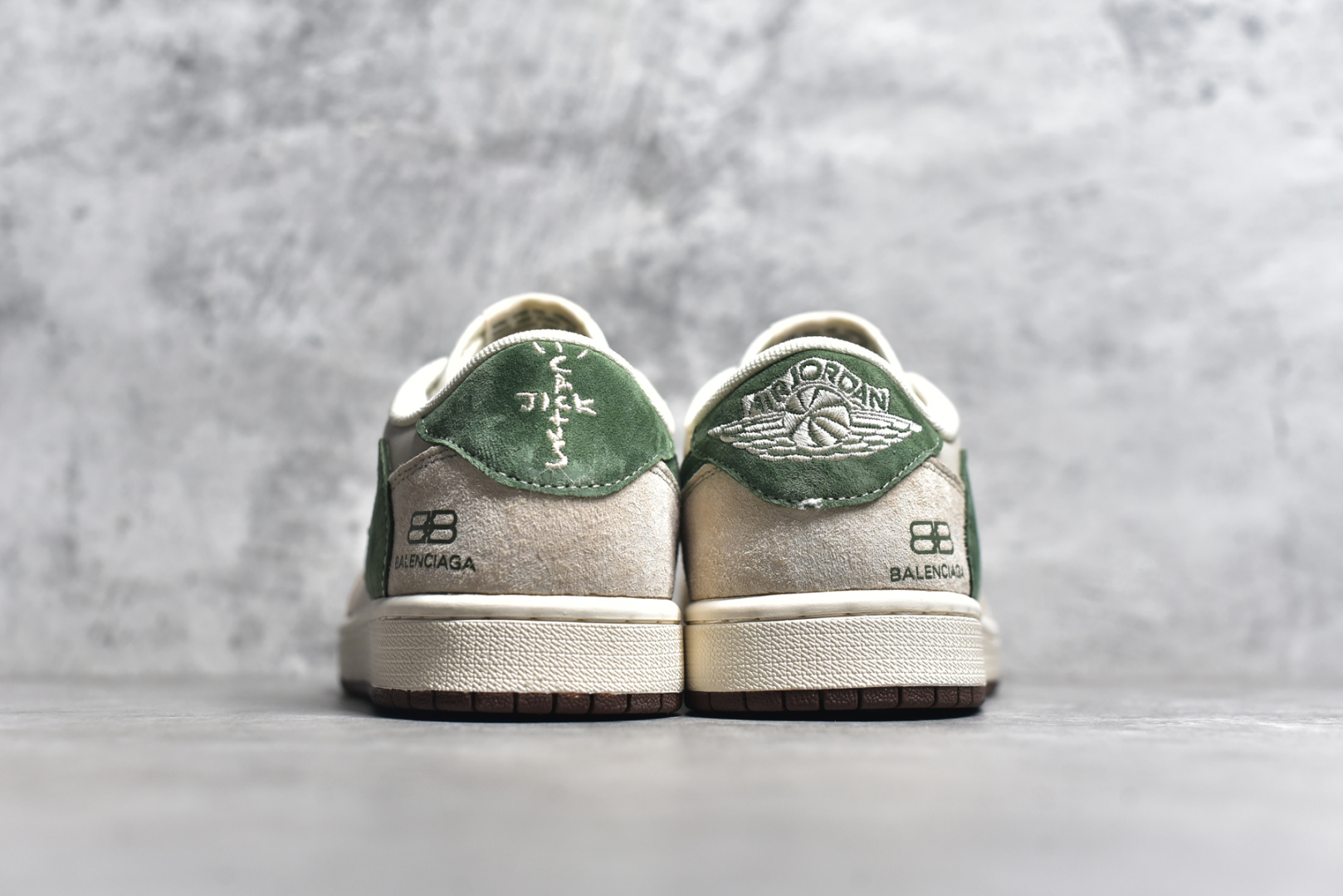 图片[5]-#Travis Scott x Fragment Design x Jordan Air Jordan 1 Low OG SP AJ1 乔1 巴黎世家联名 翻毛绿勾 低帮文化休闲板鞋  #多方联名合作融合了Travis Scott 独特的音乐风格，藤原浩个性的设计风格以及Jordan品牌的经典元素 使其成为一双具有独特身份和价值的鞋子 清新而立体的外观加上联名标识更突出了其独特身份 这种配色方案显示出活力和时尚感 在视觉上引人注目 鞋身的质感和细腻的细节处理使其显得高端而格调十足 这款“倒钩”联名是设计与创意完美结合 融合多方的个性风格是一款备受瞩目的潮流鞋款  货号：XS3086-015 尺码：36 36.5 37.5 38 38.5 39 40 40.5 41 42 42.5 43 44 44.5 45 编码：38-选品中心