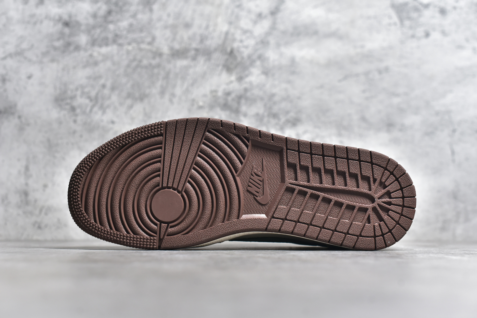 图片[6]-#Travis Scott x Fragment Design x Jordan Air Jordan 1 Low OG SP AJ1 乔1 巴黎世家联名 翻毛绿勾 低帮文化休闲板鞋  #多方联名合作融合了Travis Scott 独特的音乐风格，藤原浩个性的设计风格以及Jordan品牌的经典元素 使其成为一双具有独特身份和价值的鞋子 清新而立体的外观加上联名标识更突出了其独特身份 这种配色方案显示出活力和时尚感 在视觉上引人注目 鞋身的质感和细腻的细节处理使其显得高端而格调十足 这款“倒钩”联名是设计与创意完美结合 融合多方的个性风格是一款备受瞩目的潮流鞋款  货号：XS3086-015 尺码：36 36.5 37.5 38 38.5 39 40 40.5 41 42 42.5 43 44 44.5 45 编码：38-选品中心