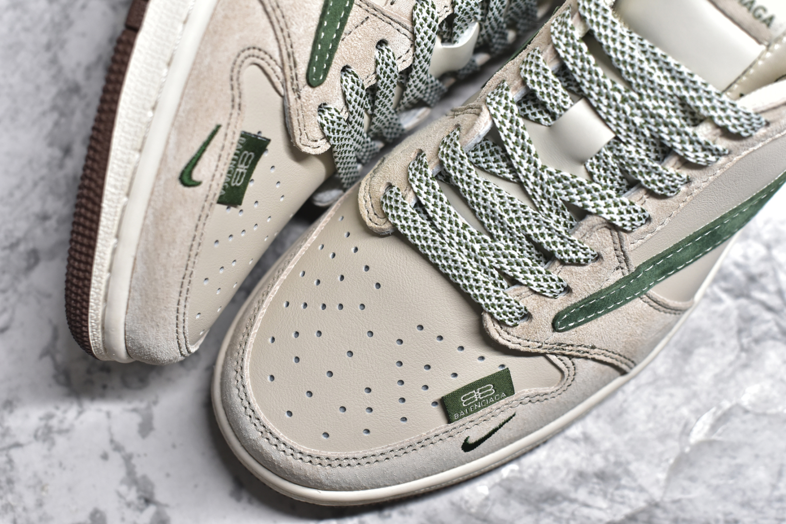 图片[8]-#Travis Scott x Fragment Design x Jordan Air Jordan 1 Low OG SP AJ1 乔1 巴黎世家联名 翻毛绿勾 低帮文化休闲板鞋  #多方联名合作融合了Travis Scott 独特的音乐风格，藤原浩个性的设计风格以及Jordan品牌的经典元素 使其成为一双具有独特身份和价值的鞋子 清新而立体的外观加上联名标识更突出了其独特身份 这种配色方案显示出活力和时尚感 在视觉上引人注目 鞋身的质感和细腻的细节处理使其显得高端而格调十足 这款“倒钩”联名是设计与创意完美结合 融合多方的个性风格是一款备受瞩目的潮流鞋款  货号：XS3086-015 尺码：36 36.5 37.5 38 38.5 39 40 40.5 41 42 42.5 43 44 44.5 45 编码：38-选品中心