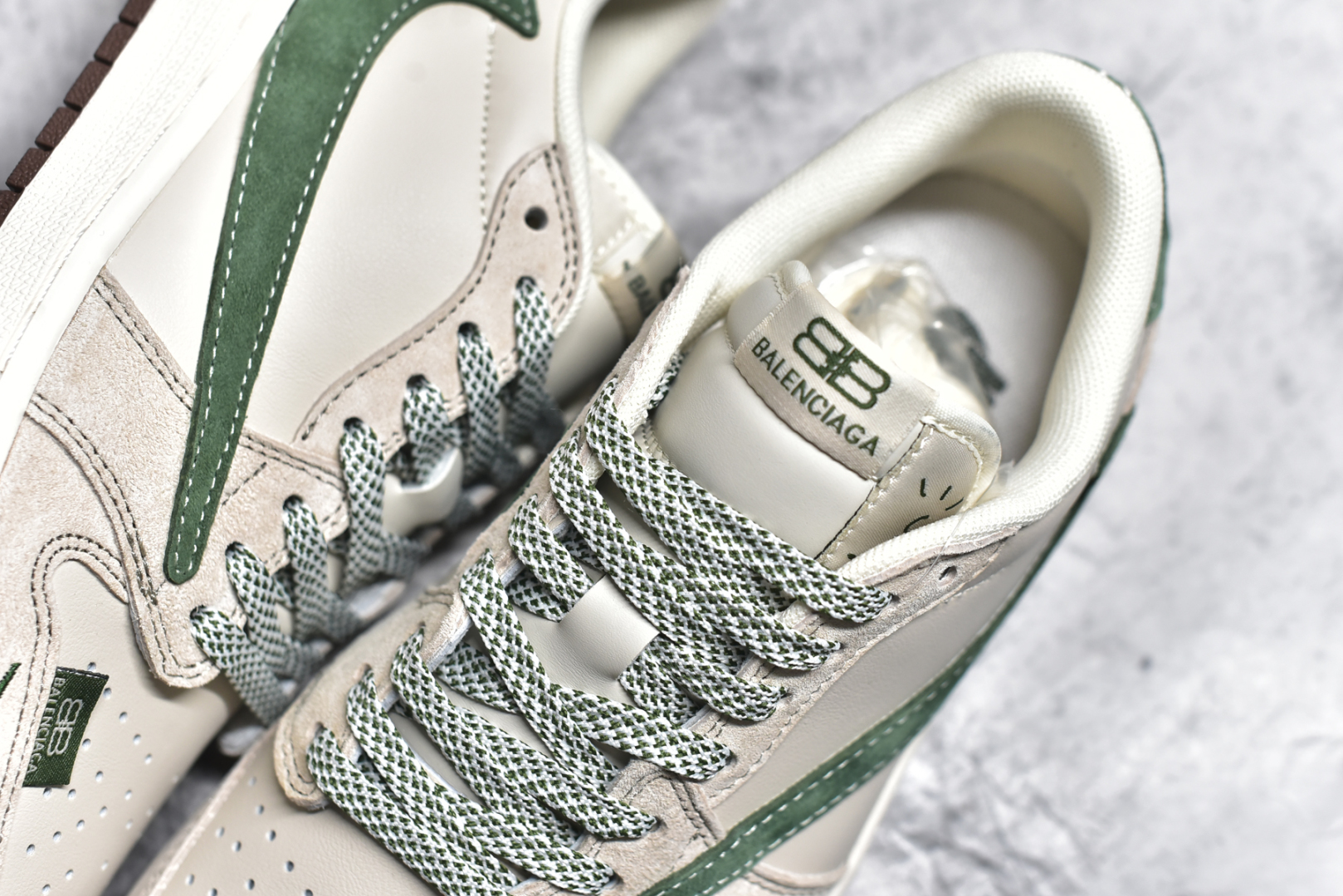 图片[9]-#Travis Scott x Fragment Design x Jordan Air Jordan 1 Low OG SP AJ1 乔1 巴黎世家联名 翻毛绿勾 低帮文化休闲板鞋  #多方联名合作融合了Travis Scott 独特的音乐风格，藤原浩个性的设计风格以及Jordan品牌的经典元素 使其成为一双具有独特身份和价值的鞋子 清新而立体的外观加上联名标识更突出了其独特身份 这种配色方案显示出活力和时尚感 在视觉上引人注目 鞋身的质感和细腻的细节处理使其显得高端而格调十足 这款“倒钩”联名是设计与创意完美结合 融合多方的个性风格是一款备受瞩目的潮流鞋款  货号：XS3086-015 尺码：36 36.5 37.5 38 38.5 39 40 40.5 41 42 42.5 43 44 44.5 45 编码：38-选品中心