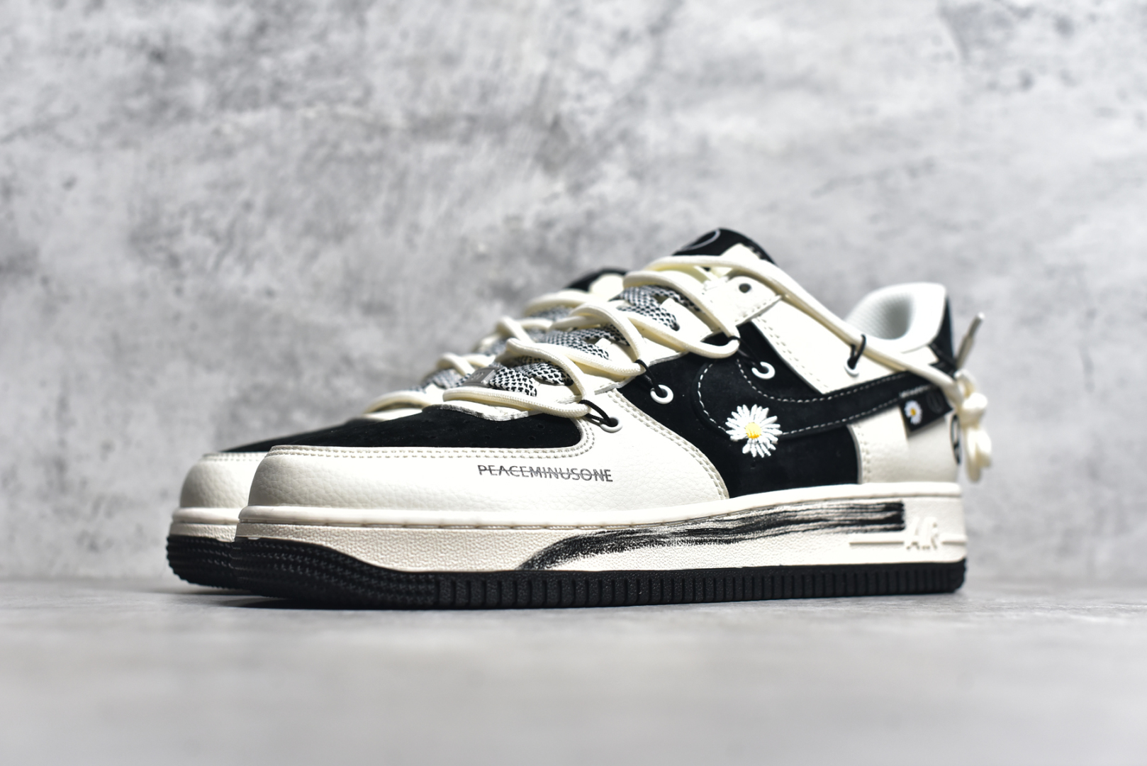图片[2]-#NK Air Force 1 Low 07 x Peaceminusone 白灰黑小钩雏菊绑带满天星 原楦头原纸板 打造纯正低帮空军版型 专注外贸渠道 全掌内置蜂窝气垫 原盒配件 原厂中底钢印、拉帮完美 货号：DM6688 012 尺码：36 36.5 37.5 38 38.5 39 40 40.5 41 42 42.5 43 44 44.5 45-选品中心