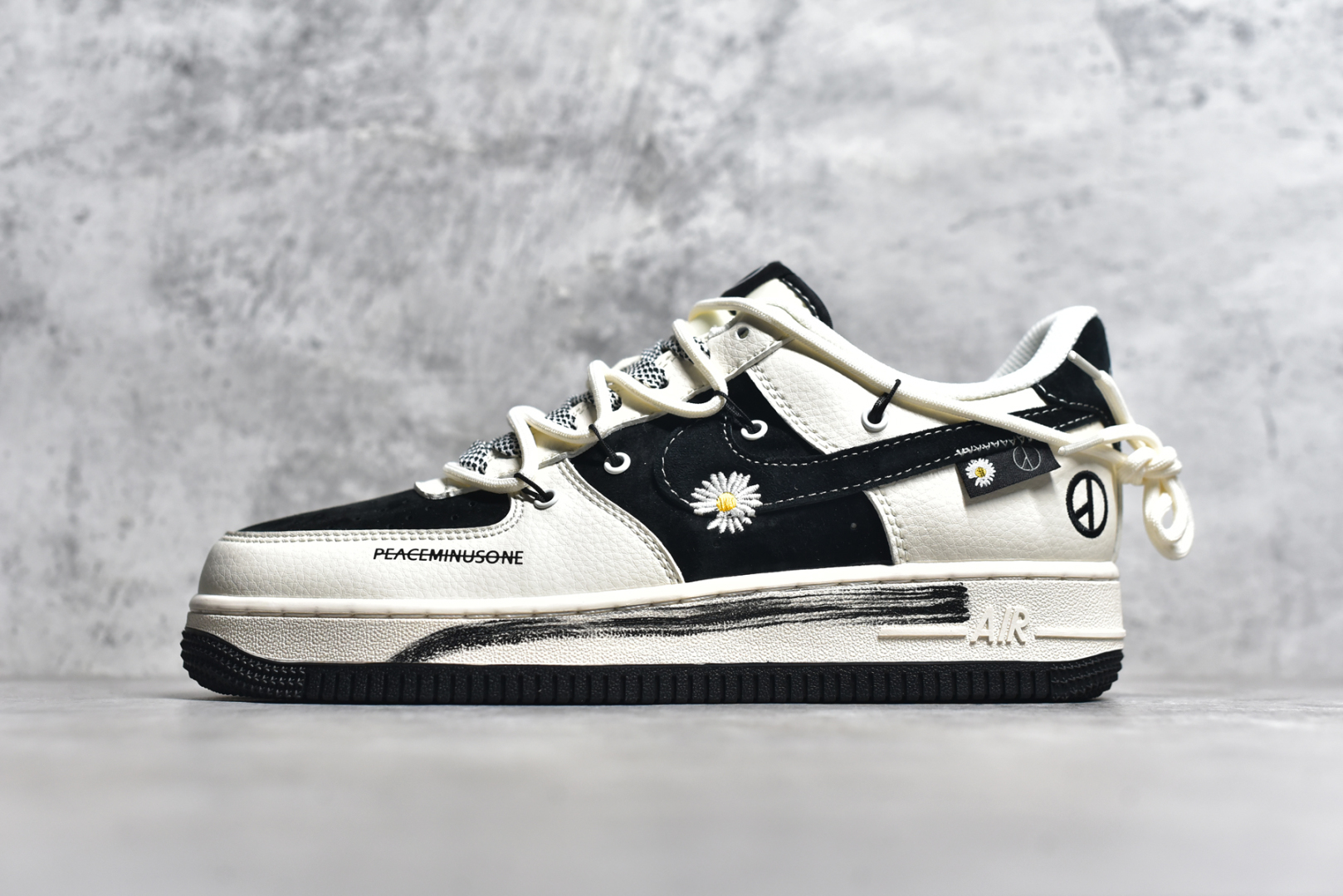 #NK Air Force 1 Low 07 x Peaceminusone 白灰黑小钩雏菊绑带满天星 原楦头原纸板 打造纯正低帮空军版型 专注外贸渠道 全掌内置蜂窝气垫 原盒配件 原厂中底钢印、拉帮完美 货号：DM6688 012 尺码：36 36.5 37.5 38 38.5 39 40 40.5 41 42 42.5 43 44 44.5 45-选品中心