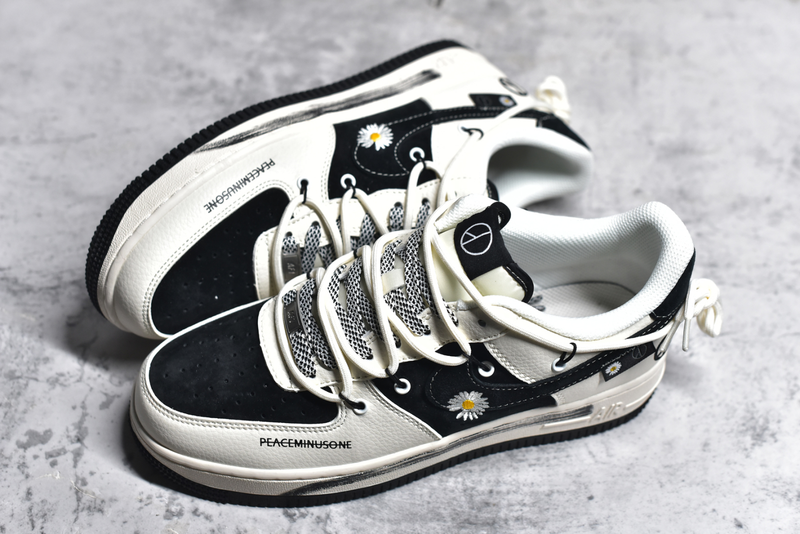 图片[7]-#NK Air Force 1 Low 07 x Peaceminusone 白灰黑小钩雏菊绑带满天星 原楦头原纸板 打造纯正低帮空军版型 专注外贸渠道 全掌内置蜂窝气垫 原盒配件 原厂中底钢印、拉帮完美 货号：DM6688 012 尺码：36 36.5 37.5 38 38.5 39 40 40.5 41 42 42.5 43 44 44.5 45-选品中心