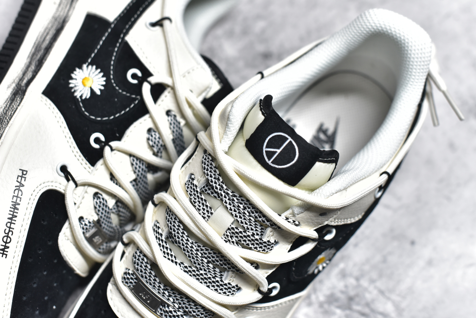 图片[9]-#NK Air Force 1 Low 07 x Peaceminusone 白灰黑小钩雏菊绑带满天星 原楦头原纸板 打造纯正低帮空军版型 专注外贸渠道 全掌内置蜂窝气垫 原盒配件 原厂中底钢印、拉帮完美 货号：DM6688 012 尺码：36 36.5 37.5 38 38.5 39 40 40.5 41 42 42.5 43 44 44.5 45-选品中心