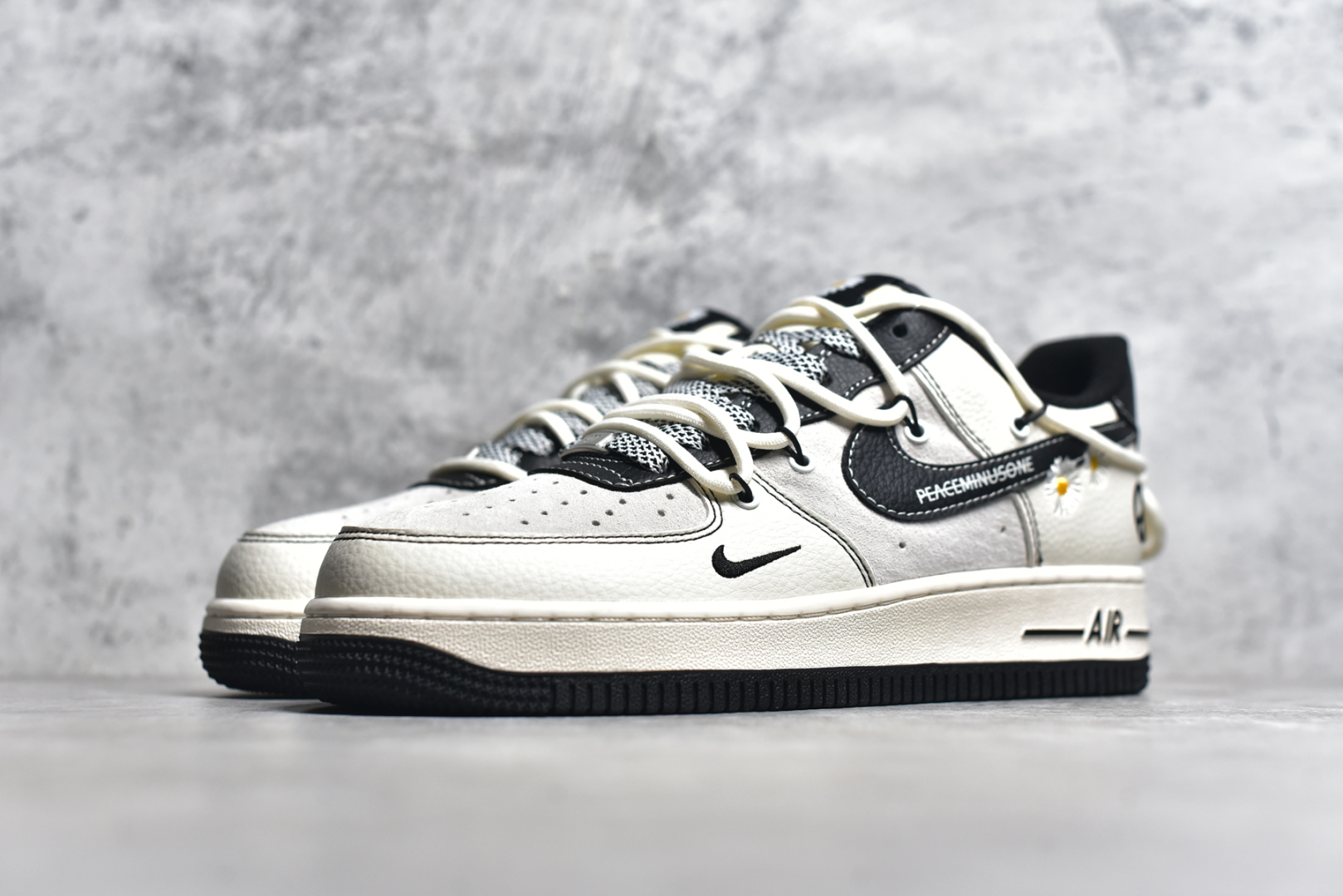 图片[2]-#NK Air Force 1 Low 07 x Peaceminusone 白黑雏菊绑带满天星 原楦头原纸板 打造纯正低帮空军版型 专注外贸渠道 全掌内置蜂窝气垫 原盒配件 原厂中底钢印、拉帮完美 货号：DM6688 011 尺码：36 36.5 37.5 38 38.5 39 40 40.5 41 42 42.5 43 44 44.5 45-选品中心