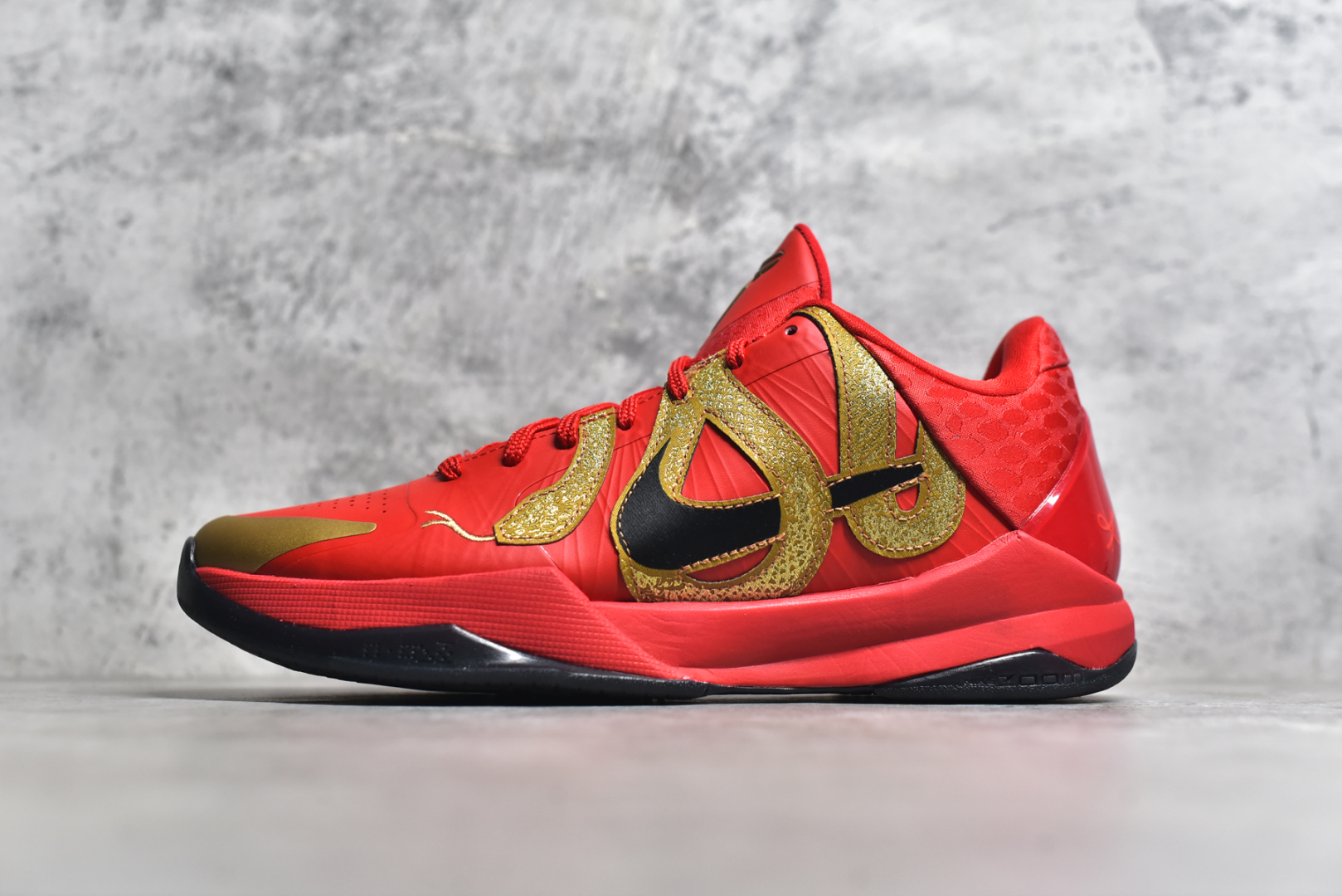 #NK Zoom Kobe 5 Protro ”Year of the Mamba“ 蛇年限定 红金色 纯原生产线出品 全码出货！ Zoom Turb气垫➕后掌EVA缓震 实战配置直接拉满 原楦纸板开发 鞋身流线型、后跟塑形，区分土肥圆 原档数据3D打印 鞋面细节匹配原版 全身鞋材卡料色独家定制 唯一正确喷漆SWOOSH NK专利Flyknit飞线科技，给予鞋身足够抗扭矩力 实战利器 专供海外市场 货号：HF5182 600 尺码：39 40 40.5 41 42 42.5 43 44 44.5 45 46 47-选品中心