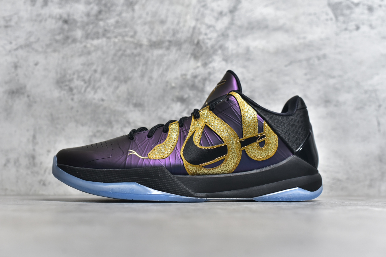 #NK Zoom Kobe 5 联名 科比五代 #Zoom Turbo气垫➕后掌EVA缓震 实战配置直接拉满 #原楦纸板开发 鞋身流线型、后跟塑形，区分土肥圆 #原档数据3D打印 鞋面细节匹配原版 #全身鞋材卡料色独家定制 唯一正确喷漆SWOOSH #NK专利Flyknit飞线科技，给予鞋身足够抗扭矩力 #真实底模 实战利器 专供海外市场 货号：IB4481-500 尺码：39-48-选品中心