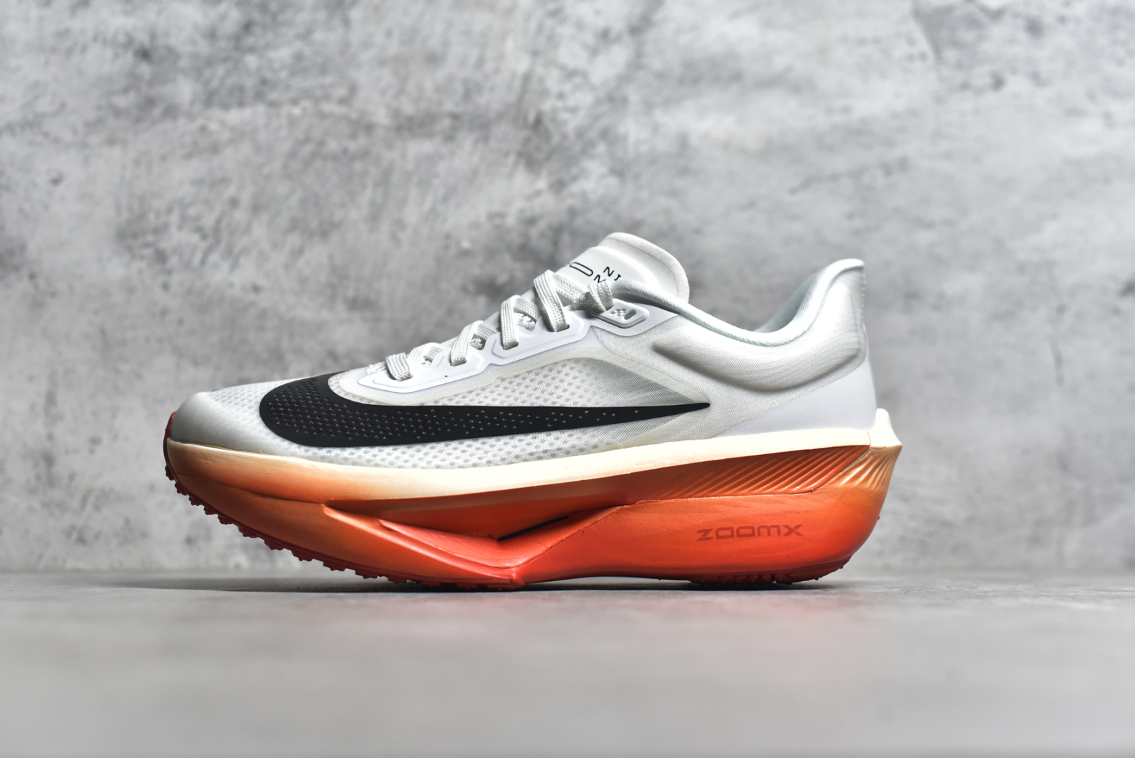 #NK Zoom Fly 6 竞速飞行6代系列低帮轻质缓震透气休闲运动跑步鞋FN8454-001 NK旗下主打竞速训练的Zoom Fly 6突然官宣，让不少跑步玩家都激动万分。根据 Nike 的官方说法，鞋款由基普乔格亲自监制并测试，可以说是受到地球最强跑者肯定的一双鞋。近日，这双鞋迎来基普乔格专属配色，并释出了官图。灵感来自基普乔格在土地跑道训练的经历，中底造型旨在还原训练后尘土覆盖的感觉。外观方面，延续了超大 Swoosh 的标志性设计，中底充满棱角感与层次感。科技方面，搭载加量ZoomX 与 SR-02 泡绵及全掌型 FlyPlate 碳纤维板 尺码：39 40 40.5 41 42 42.5 43 44 44.5 45 46-选品中心
