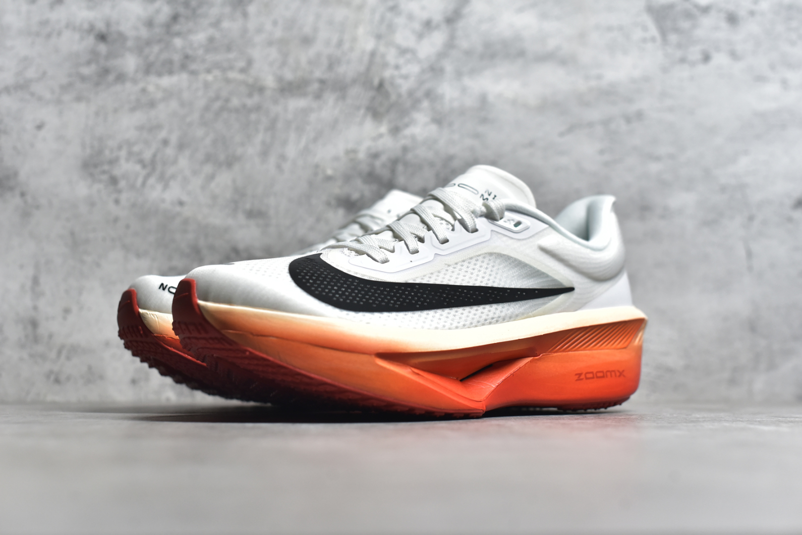 图片[2]-#NK Zoom Fly 6 竞速飞行6代系列低帮轻质缓震透气休闲运动跑步鞋FN8454-001 NK旗下主打竞速训练的Zoom Fly 6突然官宣，让不少跑步玩家都激动万分。根据 Nike 的官方说法，鞋款由基普乔格亲自监制并测试，可以说是受到地球最强跑者肯定的一双鞋。近日，这双鞋迎来基普乔格专属配色，并释出了官图。灵感来自基普乔格在土地跑道训练的经历，中底造型旨在还原训练后尘土覆盖的感觉。外观方面，延续了超大 Swoosh 的标志性设计，中底充满棱角感与层次感。科技方面，搭载加量ZoomX 与 SR-02 泡绵及全掌型 FlyPlate 碳纤维板 尺码：39 40 40.5 41 42 42.5 43 44 44.5 45 46-选品中心