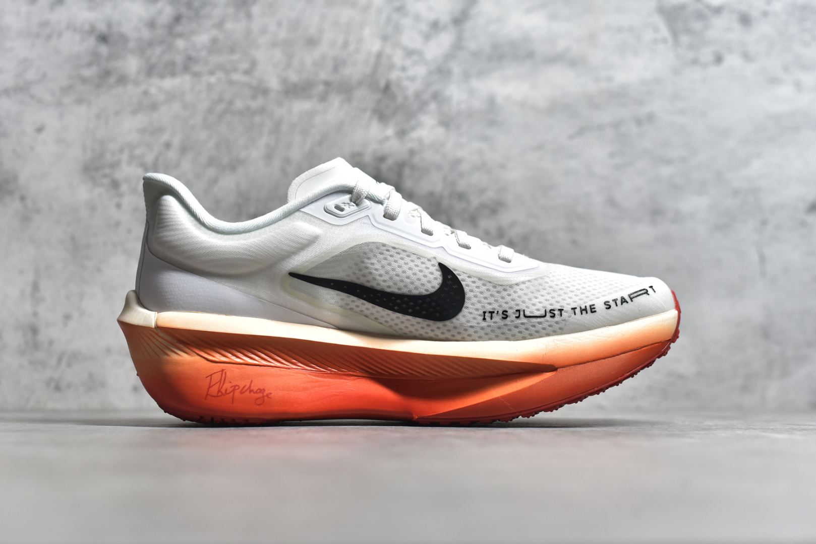 图片[3]-#NK Zoom Fly 6 竞速飞行6代系列低帮轻质缓震透气休闲运动跑步鞋FN8454-001 NK旗下主打竞速训练的Zoom Fly 6突然官宣，让不少跑步玩家都激动万分。根据 Nike 的官方说法，鞋款由基普乔格亲自监制并测试，可以说是受到地球最强跑者肯定的一双鞋。近日，这双鞋迎来基普乔格专属配色，并释出了官图。灵感来自基普乔格在土地跑道训练的经历，中底造型旨在还原训练后尘土覆盖的感觉。外观方面，延续了超大 Swoosh 的标志性设计，中底充满棱角感与层次感。科技方面，搭载加量ZoomX 与 SR-02 泡绵及全掌型 FlyPlate 碳纤维板 尺码：39 40 40.5 41 42 42.5 43 44 44.5 45 46-选品中心