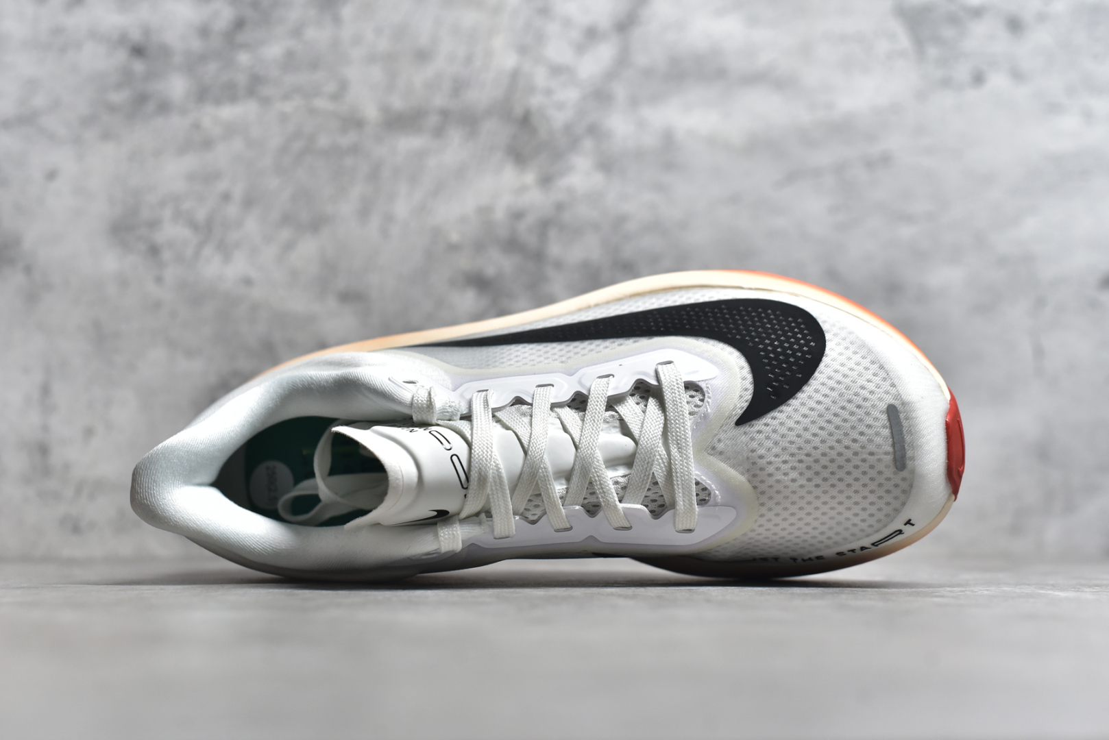 图片[4]-#NK Zoom Fly 6 竞速飞行6代系列低帮轻质缓震透气休闲运动跑步鞋FN8454-001 NK旗下主打竞速训练的Zoom Fly 6突然官宣，让不少跑步玩家都激动万分。根据 Nike 的官方说法，鞋款由基普乔格亲自监制并测试，可以说是受到地球最强跑者肯定的一双鞋。近日，这双鞋迎来基普乔格专属配色，并释出了官图。灵感来自基普乔格在土地跑道训练的经历，中底造型旨在还原训练后尘土覆盖的感觉。外观方面，延续了超大 Swoosh 的标志性设计，中底充满棱角感与层次感。科技方面，搭载加量ZoomX 与 SR-02 泡绵及全掌型 FlyPlate 碳纤维板 尺码：39 40 40.5 41 42 42.5 43 44 44.5 45 46-选品中心