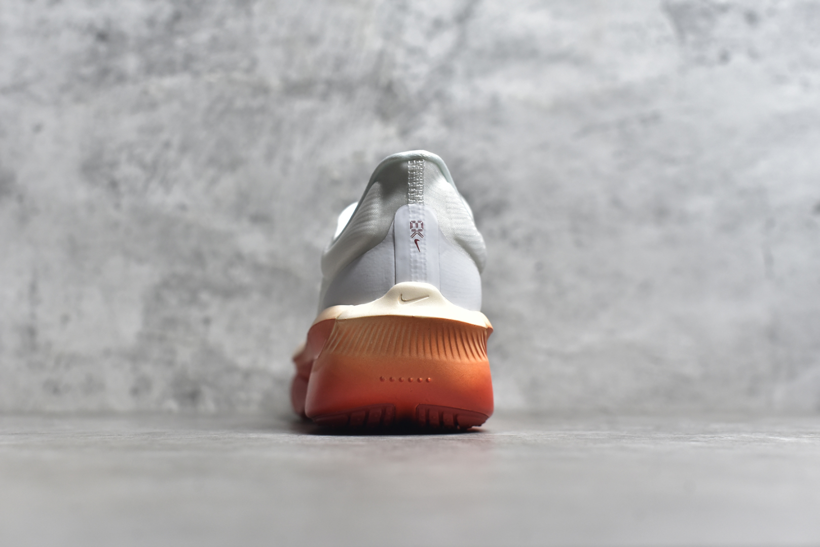 图片[5]-#NK Zoom Fly 6 竞速飞行6代系列低帮轻质缓震透气休闲运动跑步鞋FN8454-001 NK旗下主打竞速训练的Zoom Fly 6突然官宣，让不少跑步玩家都激动万分。根据 Nike 的官方说法，鞋款由基普乔格亲自监制并测试，可以说是受到地球最强跑者肯定的一双鞋。近日，这双鞋迎来基普乔格专属配色，并释出了官图。灵感来自基普乔格在土地跑道训练的经历，中底造型旨在还原训练后尘土覆盖的感觉。外观方面，延续了超大 Swoosh 的标志性设计，中底充满棱角感与层次感。科技方面，搭载加量ZoomX 与 SR-02 泡绵及全掌型 FlyPlate 碳纤维板 尺码：39 40 40.5 41 42 42.5 43 44 44.5 45 46-选品中心
