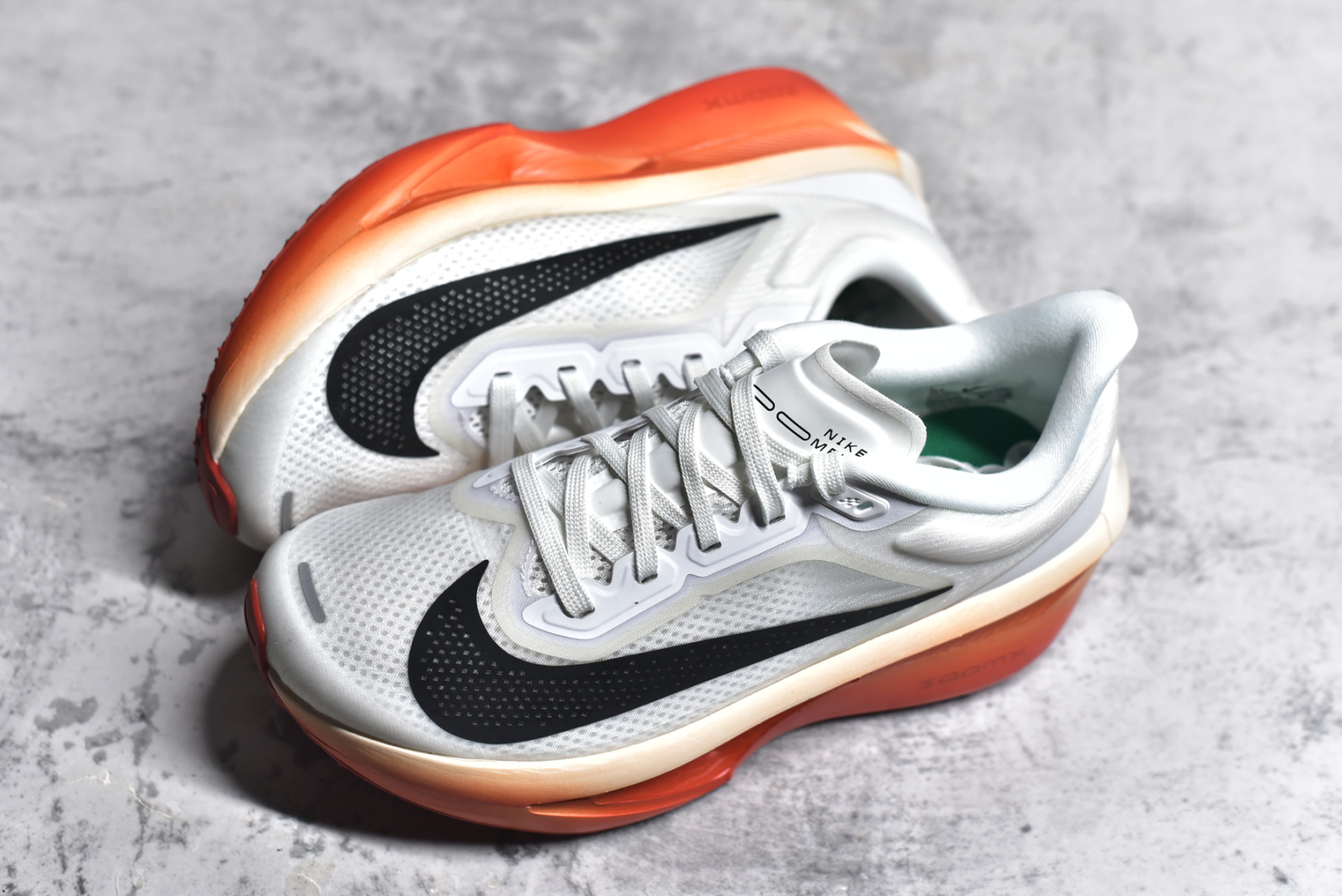 图片[7]-#NK Zoom Fly 6 竞速飞行6代系列低帮轻质缓震透气休闲运动跑步鞋FN8454-001 NK旗下主打竞速训练的Zoom Fly 6突然官宣，让不少跑步玩家都激动万分。根据 Nike 的官方说法，鞋款由基普乔格亲自监制并测试，可以说是受到地球最强跑者肯定的一双鞋。近日，这双鞋迎来基普乔格专属配色，并释出了官图。灵感来自基普乔格在土地跑道训练的经历，中底造型旨在还原训练后尘土覆盖的感觉。外观方面，延续了超大 Swoosh 的标志性设计，中底充满棱角感与层次感。科技方面，搭载加量ZoomX 与 SR-02 泡绵及全掌型 FlyPlate 碳纤维板 尺码：39 40 40.5 41 42 42.5 43 44 44.5 45 46-选品中心