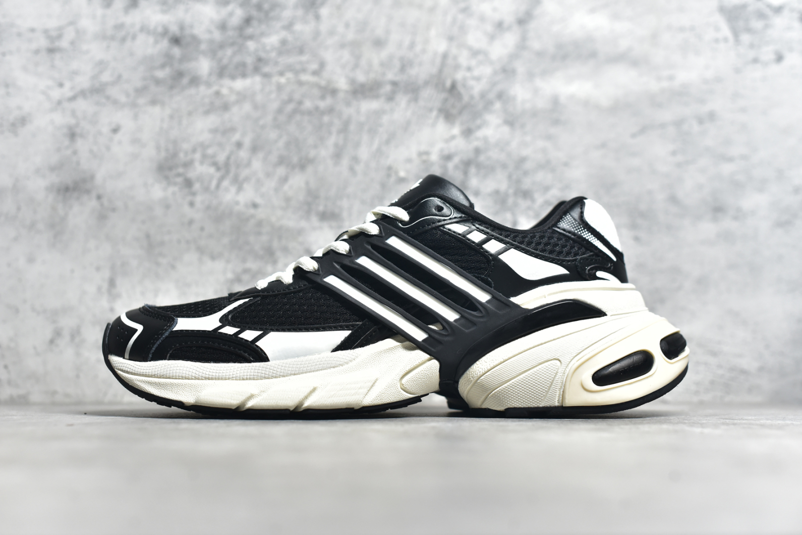 #AD Originals ADISTAR XLG 潮流前卫科技休闲运动老爹鞋 IH3882 未来科技主义线条勾勒前卫张力 呈现饱满立体的3D感鞋身 浑厚中底搭载轻薄橡胶外底 皮革鞋面配合织物衬里 舒适脚感时刻在线交叉饰面错落点缀 跨越时代经典 科技潮感进阶 多元层次尽显 激活潮搭灵感 演绎先锋美学 在纪元暮光中开启潮酷新型态 尺码： 36 36.5 37.5 38 38.5 39 40 40.5 41 42 42.5 43 44 44.5 45-选品中心