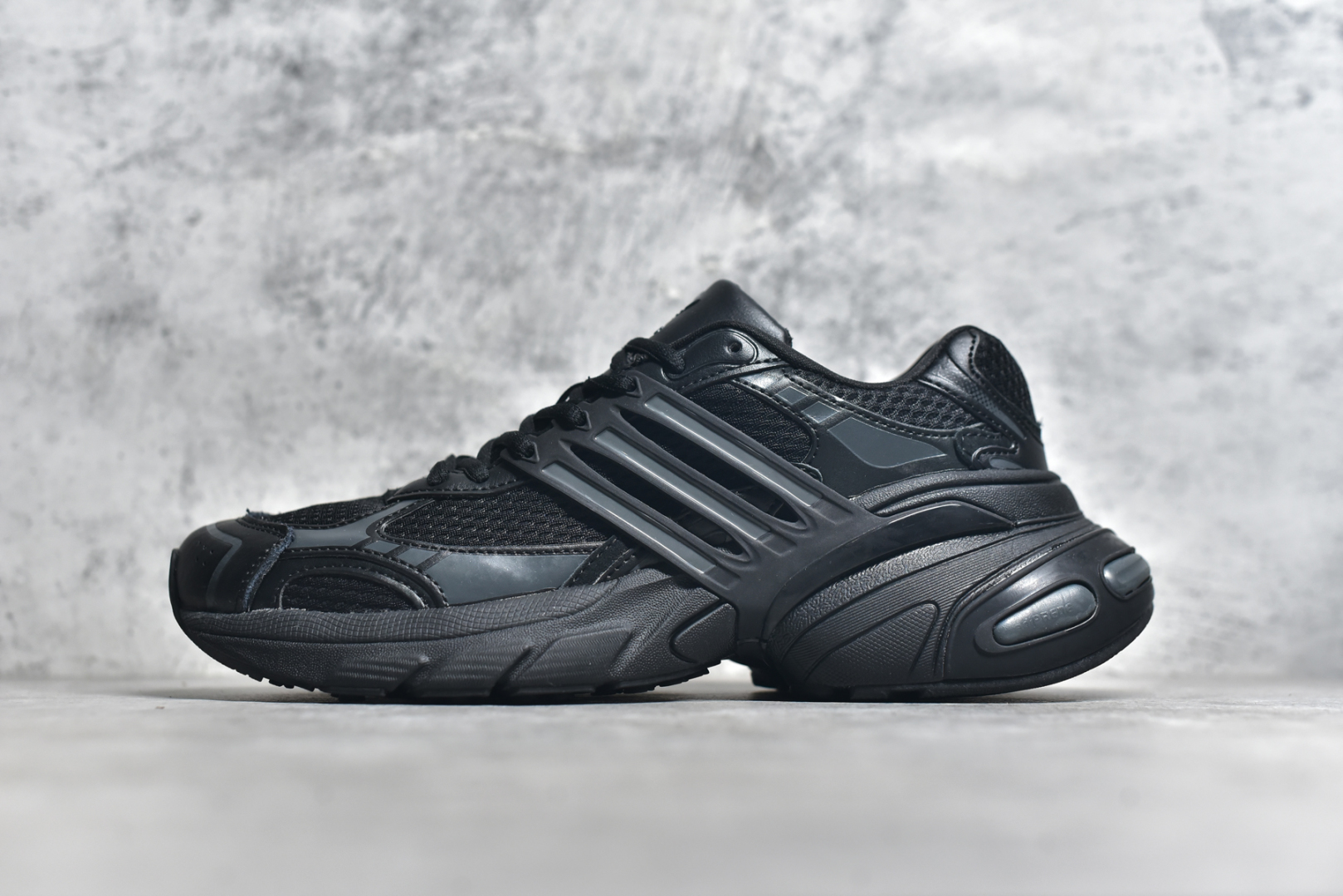 #AD Originals ADISTAR XLG 潮流前卫科技休闲运动老爹鞋 IH3882 未来科技主义线条勾勒前卫张力 呈现饱满立体的3D感鞋身 浑厚中底搭载轻薄橡胶外底 皮革鞋面配合织物衬里 舒适脚感时刻在线交叉饰面错落点缀 跨越时代经典 科技潮感进阶 多元层次尽显 激活潮搭灵感 演绎先锋美学 在纪元暮光中开启潮酷新型态 尺码： 36 36.5 37.5 38 38.5 39 40 40.5 41 42 42.5 43 44 44.5 45-选品中心