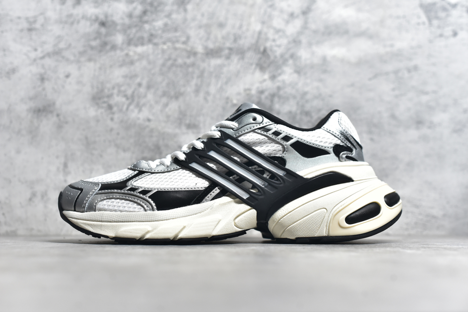 #AD Originals ADISTAR XLG 潮流前卫科技休闲运动老爹鞋 IH3882 未来科技主义线条勾勒前卫张力 呈现饱满立体的3D感鞋身 浑厚中底搭载轻薄橡胶外底 皮革鞋面配合织物衬里 舒适脚感时刻在线交叉饰面错落点缀 跨越时代经典 科技潮感进阶 多元层次尽显 激活潮搭灵感 演绎先锋美学 在纪元暮光中开启潮酷新型态 尺码： 36 36.5 37.5 38 38.5 39 40 40.5 41 42 42.5 43 44 44.5 45-选品中心