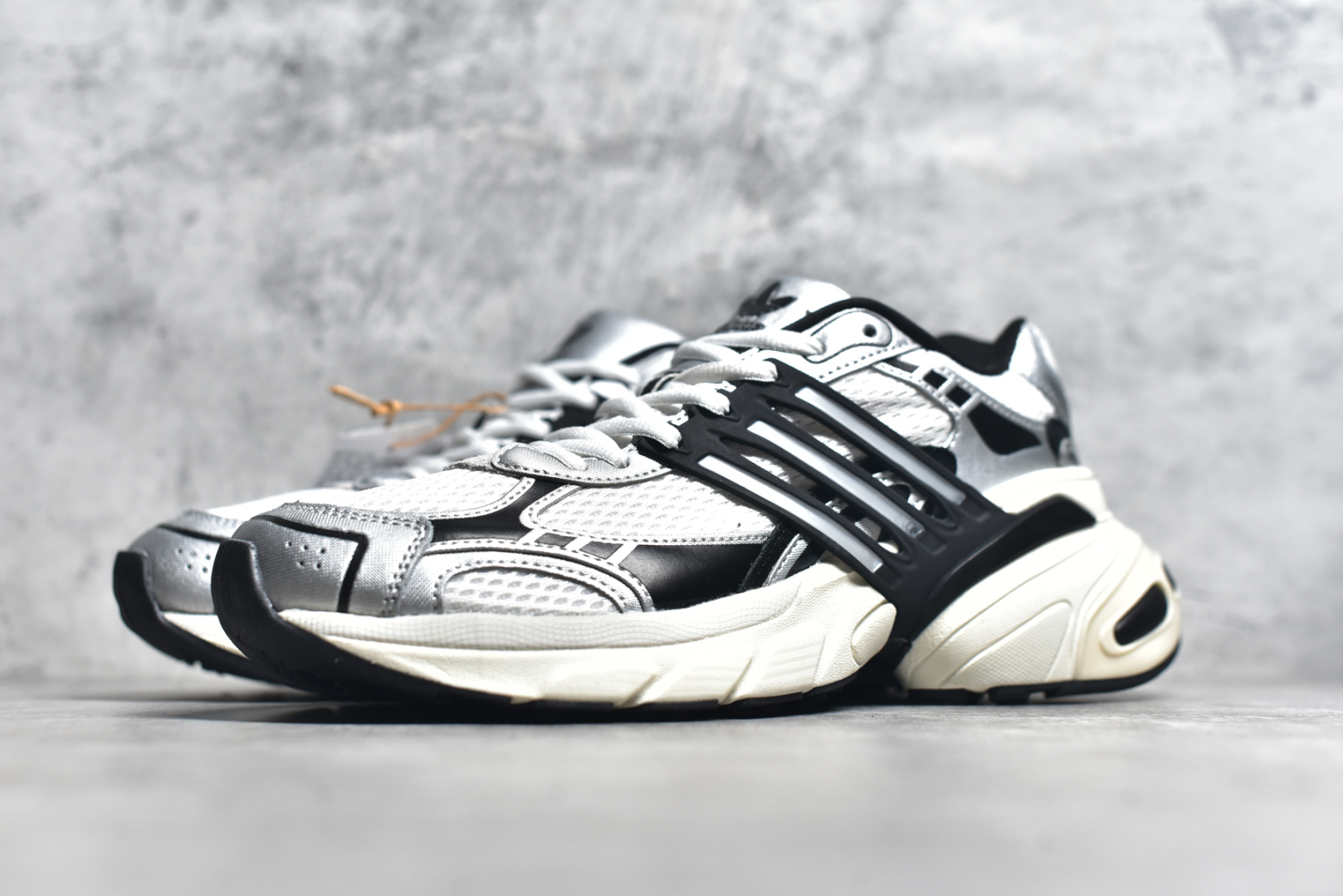 图片[2]-#AD Originals ADISTAR XLG 潮流前卫科技休闲运动老爹鞋 IH3882 未来科技主义线条勾勒前卫张力 呈现饱满立体的3D感鞋身 浑厚中底搭载轻薄橡胶外底 皮革鞋面配合织物衬里 舒适脚感时刻在线交叉饰面错落点缀 跨越时代经典 科技潮感进阶 多元层次尽显 激活潮搭灵感 演绎先锋美学 在纪元暮光中开启潮酷新型态 尺码： 36 36.5 37.5 38 38.5 39 40 40.5 41 42 42.5 43 44 44.5 45-选品中心