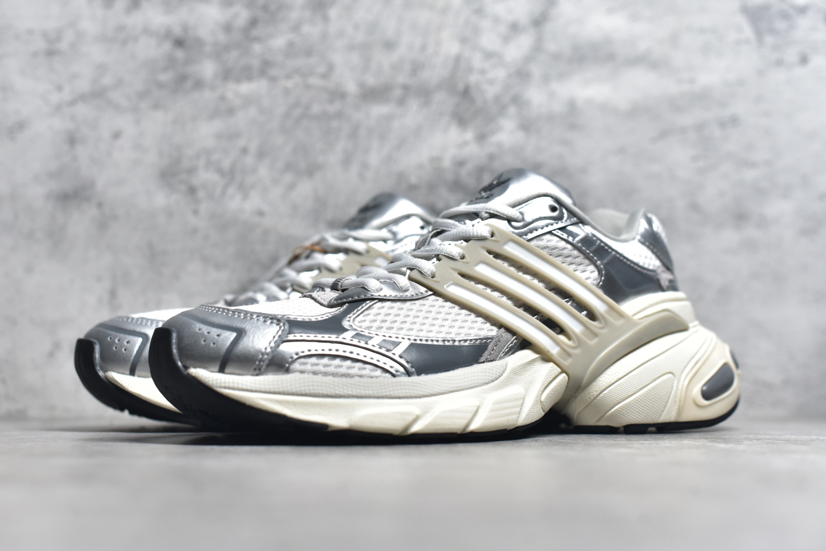 图片[2]-#AD Originals ADISTAR XLG 潮流前卫科技休闲运动老爹鞋 IH3882 未来科技主义线条勾勒前卫张力 呈现饱满立体的3D感鞋身 浑厚中底搭载轻薄橡胶外底 皮革鞋面配合织物衬里 舒适脚感时刻在线交叉饰面错落点缀 跨越时代经典 科技潮感进阶 多元层次尽显 激活潮搭灵感 演绎先锋美学 在纪元暮光中开启潮酷新型态 尺码： 36 36.5 37.5 38 38.5 39 40 40.5 41 42 42.5 43 44 44.5 45-选品中心
