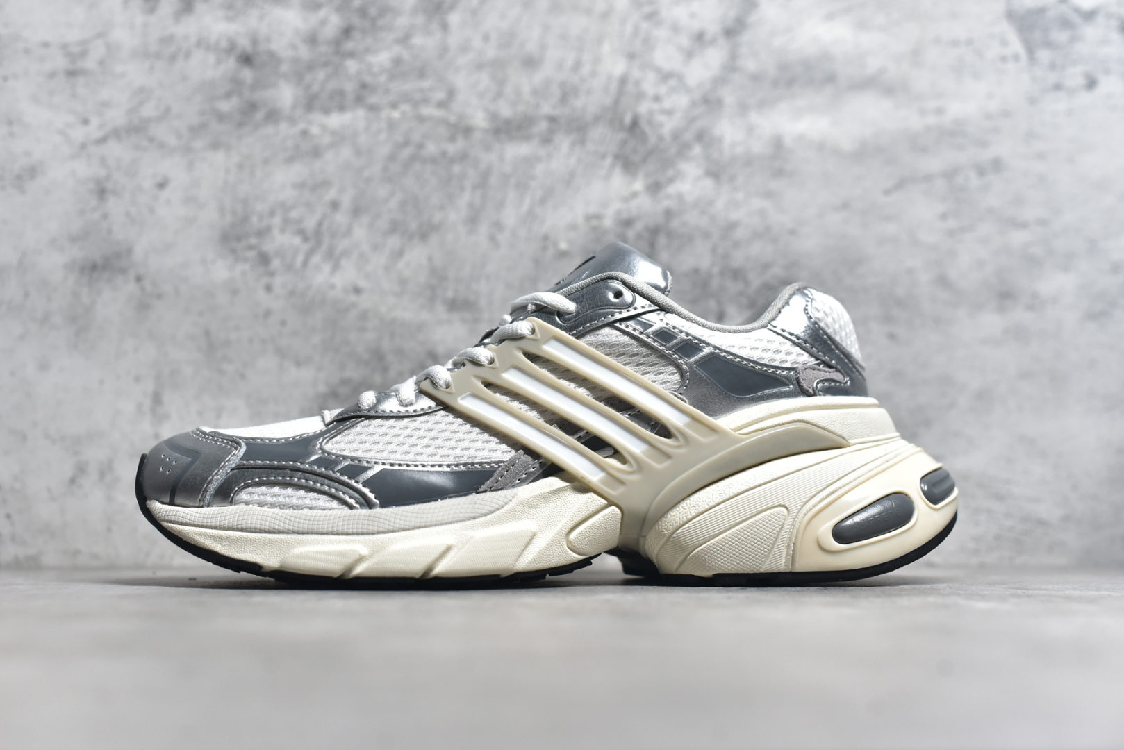 #AD Originals ADISTAR XLG 潮流前卫科技休闲运动老爹鞋 IH3882 未来科技主义线条勾勒前卫张力 呈现饱满立体的3D感鞋身 浑厚中底搭载轻薄橡胶外底 皮革鞋面配合织物衬里 舒适脚感时刻在线交叉饰面错落点缀 跨越时代经典 科技潮感进阶 多元层次尽显 激活潮搭灵感 演绎先锋美学 在纪元暮光中开启潮酷新型态 尺码： 36 36.5 37.5 38 38.5 39 40 40.5 41 42 42.5 43 44 44.5 45-选品中心