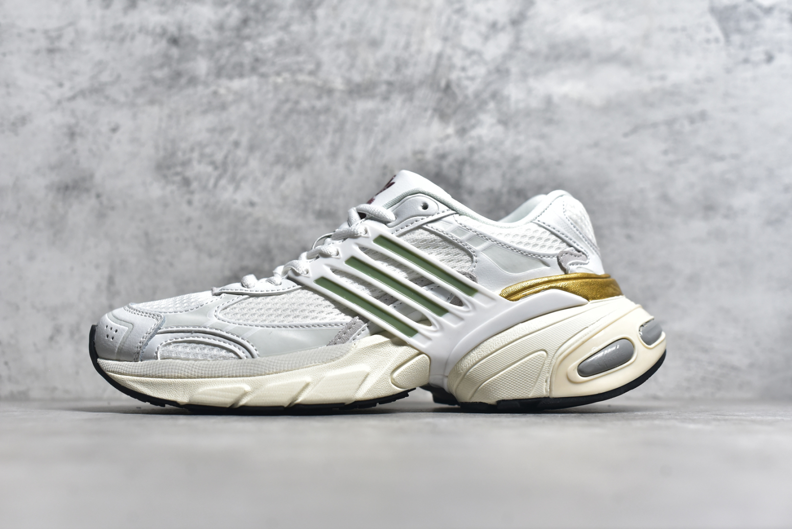 #AD Originals ADISTAR XLG 潮流前卫科技休闲运动老爹鞋 IH3882 未来科技主义线条勾勒前卫张力 呈现饱满立体的3D感鞋身 浑厚中底搭载轻薄橡胶外底 皮革鞋面配合织物衬里 舒适脚感时刻在线交叉饰面错落点缀 跨越时代经典 科技潮感进阶 多元层次尽显 激活潮搭灵感 演绎先锋美学 在纪元暮光中开启潮酷新型态 尺码： 36 36.5 37.5 38 38.5 39 40 40.5 41 42 42.5 43 44 44.5 45-选品中心