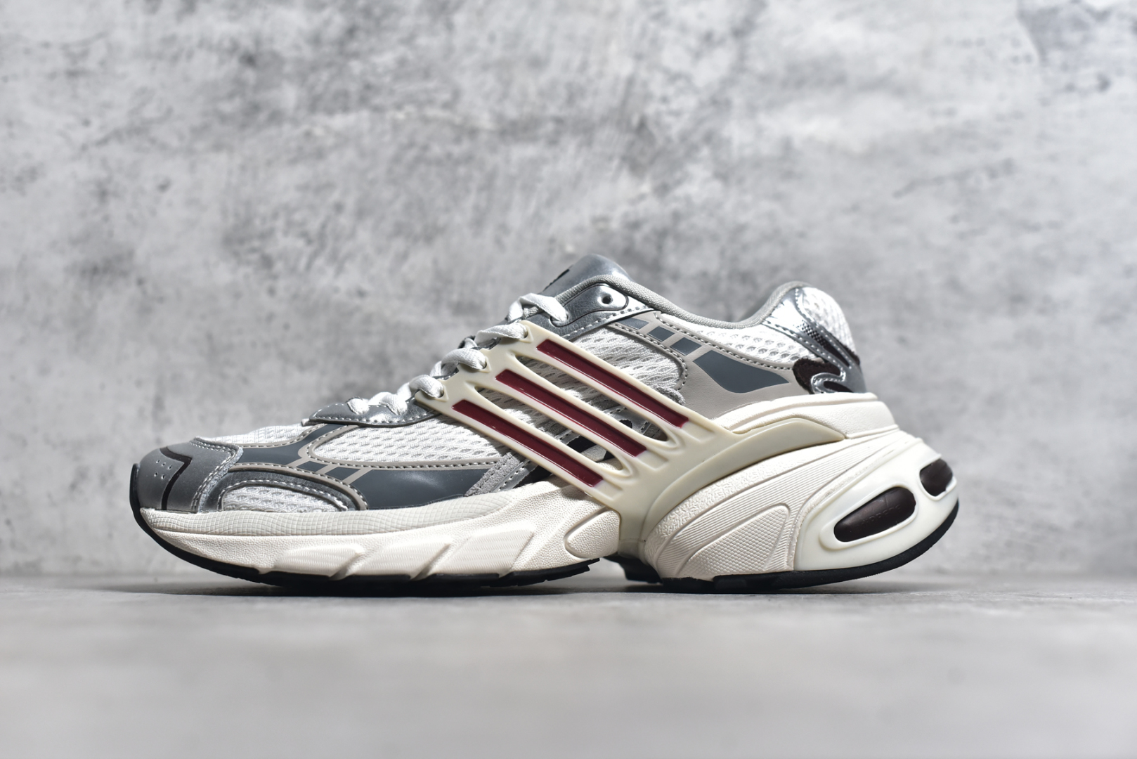 #AD Originals ADISTAR XLG 潮流前卫科技休闲运动老爹鞋 未来科技主义线条勾勒前卫张力 呈现饱满立体的3D感鞋身 浑厚中底搭载轻薄橡胶外底 皮革鞋面配合织物衬里 舒适脚感时刻在线交叉饰面错落点缀 跨越时代经典 科技潮感进阶 多元层次尽显 激活潮搭灵感 演绎先锋美学 在纪元暮光中开启潮酷新型态 尺码： 36 36.5 37.5 38 38.5 39 40 40.5 41 42 42.5 43 44 44.5 45-选品中心