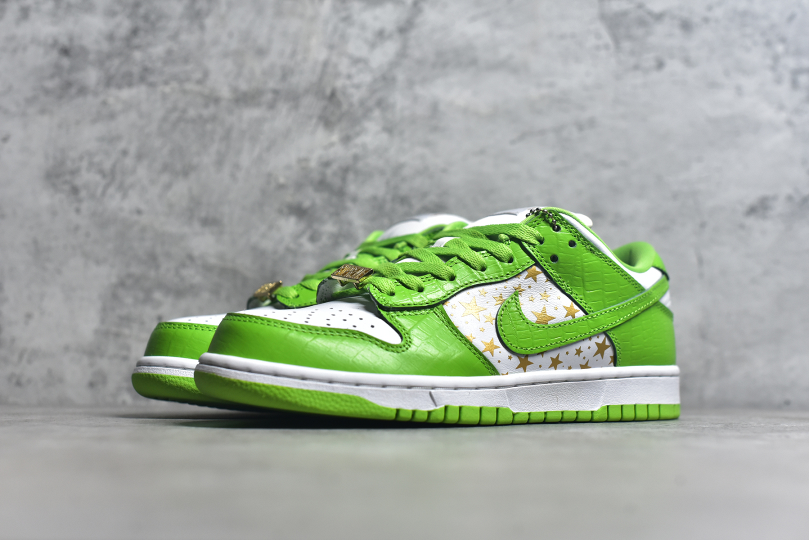 图片[2]-#Supreme x NK SB Dunk Low 联名白金绿 DH3228-101 圈内最强 零售首选 独家原厂航空铝磨具打磨大底 鞋头坡度极致还原 原盒原配 圈内天花板工艺 原厂冲刀 超高清洁度 全鞋零毛边皮料切割 全套原楦原模倾力打造完美版型 采用原厂百宏鞋带以及原厂百宏织唛舌标 内标可供原厂几率过验 原厂中底布黄色点胶 原厂中底布拉帮走线遵循公司️尺码：36 36.5 37.5 38 38.5 39 40 40.5 41 42 42.5 43 44 45 46 47.5-选品中心