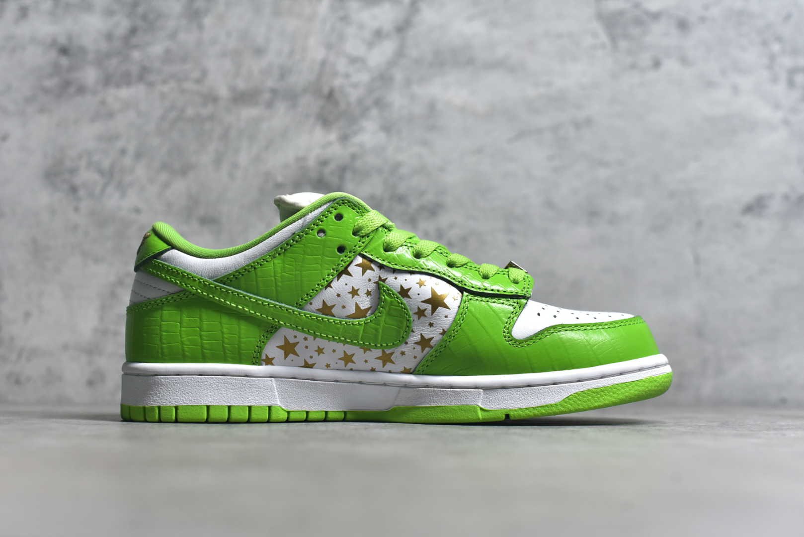 图片[3]-#Supreme x NK SB Dunk Low 联名白金绿 DH3228-101 圈内最强 零售首选 独家原厂航空铝磨具打磨大底 鞋头坡度极致还原 原盒原配 圈内天花板工艺 原厂冲刀 超高清洁度 全鞋零毛边皮料切割 全套原楦原模倾力打造完美版型 采用原厂百宏鞋带以及原厂百宏织唛舌标 内标可供原厂几率过验 原厂中底布黄色点胶 原厂中底布拉帮走线遵循公司️尺码：36 36.5 37.5 38 38.5 39 40 40.5 41 42 42.5 43 44 45 46 47.5-选品中心