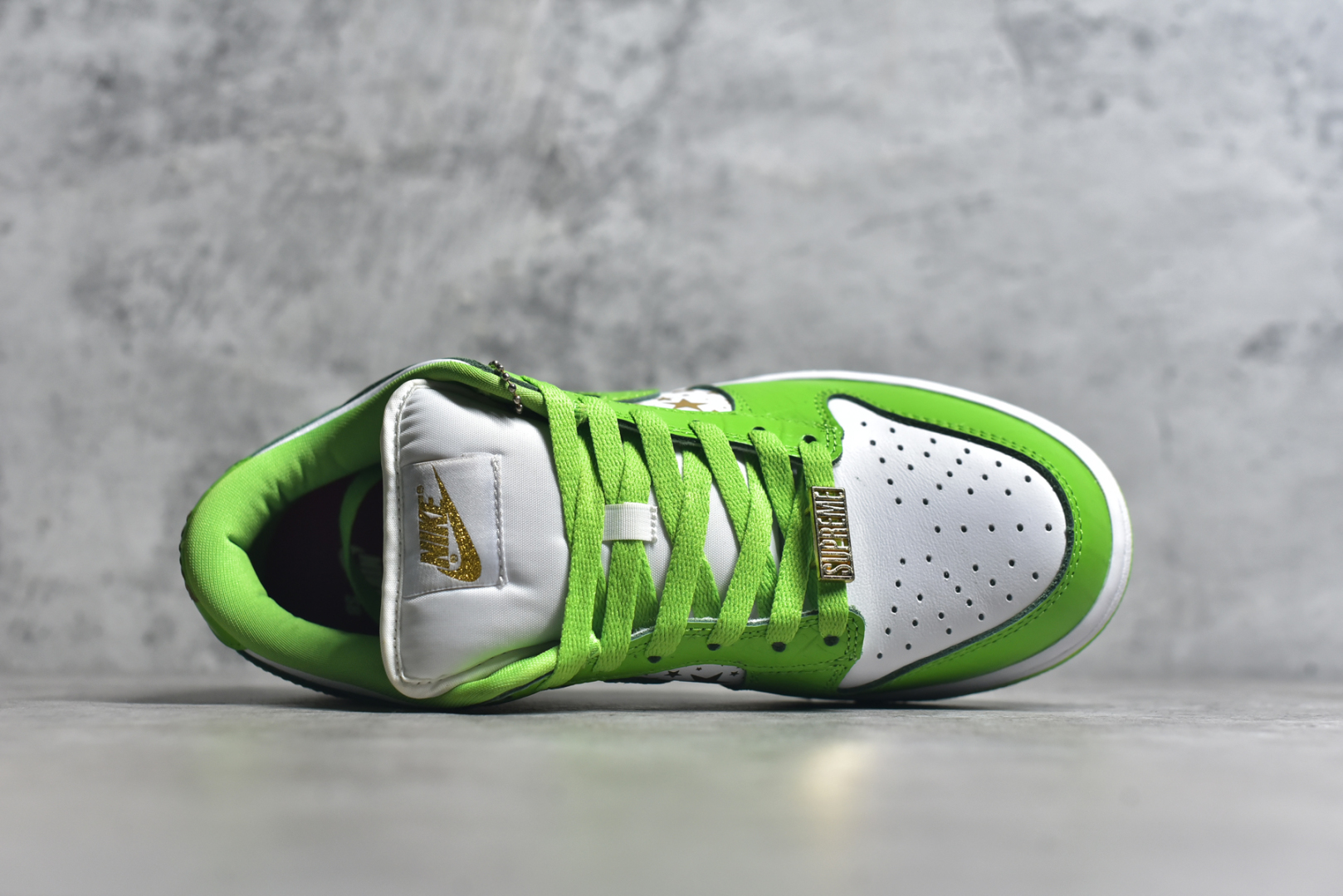 图片[4]-#Supreme x NK SB Dunk Low 联名白金绿 DH3228-101 圈内最强 零售首选 独家原厂航空铝磨具打磨大底 鞋头坡度极致还原 原盒原配 圈内天花板工艺 原厂冲刀 超高清洁度 全鞋零毛边皮料切割 全套原楦原模倾力打造完美版型 采用原厂百宏鞋带以及原厂百宏织唛舌标 内标可供原厂几率过验 原厂中底布黄色点胶 原厂中底布拉帮走线遵循公司️尺码：36 36.5 37.5 38 38.5 39 40 40.5 41 42 42.5 43 44 45 46 47.5-选品中心