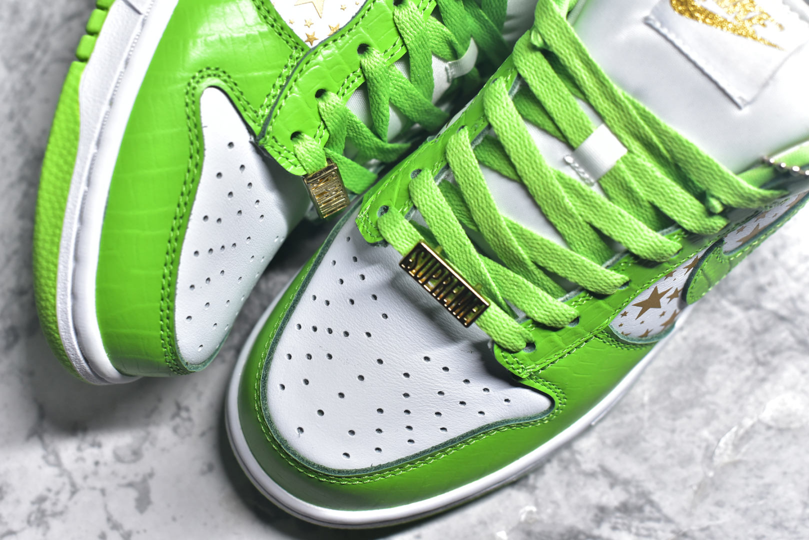 图片[8]-#Supreme x NK SB Dunk Low 联名白金绿 DH3228-101 圈内最强 零售首选 独家原厂航空铝磨具打磨大底 鞋头坡度极致还原 原盒原配 圈内天花板工艺 原厂冲刀 超高清洁度 全鞋零毛边皮料切割 全套原楦原模倾力打造完美版型 采用原厂百宏鞋带以及原厂百宏织唛舌标 内标可供原厂几率过验 原厂中底布黄色点胶 原厂中底布拉帮走线遵循公司️尺码：36 36.5 37.5 38 38.5 39 40 40.5 41 42 42.5 43 44 45 46 47.5-选品中心