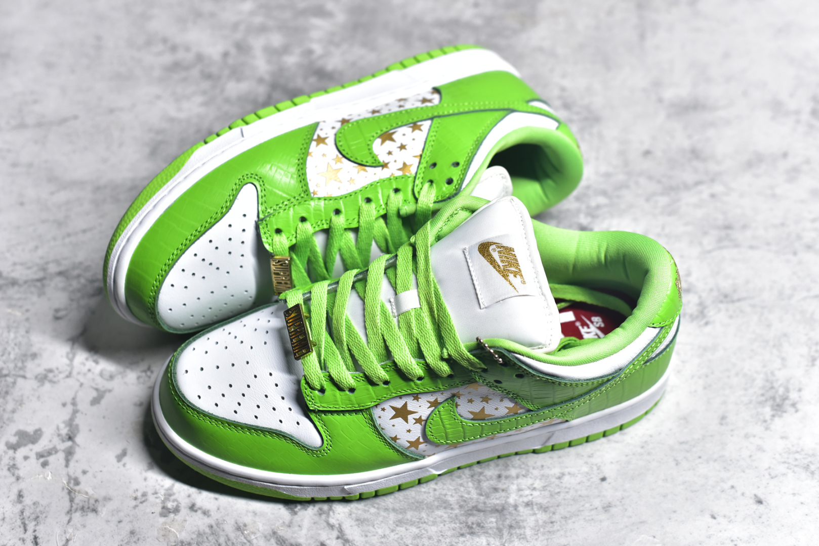 图片[7]-#Supreme x NK SB Dunk Low 联名白金绿 DH3228-101 圈内最强 零售首选 独家原厂航空铝磨具打磨大底 鞋头坡度极致还原 原盒原配 圈内天花板工艺 原厂冲刀 超高清洁度 全鞋零毛边皮料切割 全套原楦原模倾力打造完美版型 采用原厂百宏鞋带以及原厂百宏织唛舌标 内标可供原厂几率过验 原厂中底布黄色点胶 原厂中底布拉帮走线遵循公司️尺码：36 36.5 37.5 38 38.5 39 40 40.5 41 42 42.5 43 44 45 46 47.5-选品中心