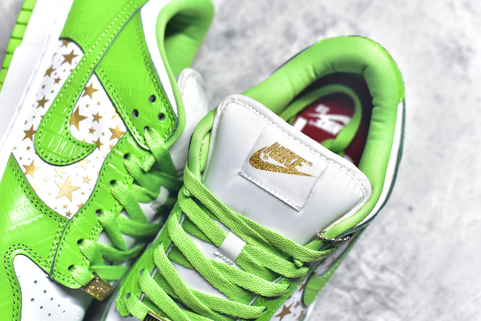 图片[9]-#Supreme x NK SB Dunk Low 联名白金绿 DH3228-101 圈内最强 零售首选 独家原厂航空铝磨具打磨大底 鞋头坡度极致还原 原盒原配 圈内天花板工艺 原厂冲刀 超高清洁度 全鞋零毛边皮料切割 全套原楦原模倾力打造完美版型 采用原厂百宏鞋带以及原厂百宏织唛舌标 内标可供原厂几率过验 原厂中底布黄色点胶 原厂中底布拉帮走线遵循公司️尺码：36 36.5 37.5 38 38.5 39 40 40.5 41 42 42.5 43 44 45 46 47.5-选品中心