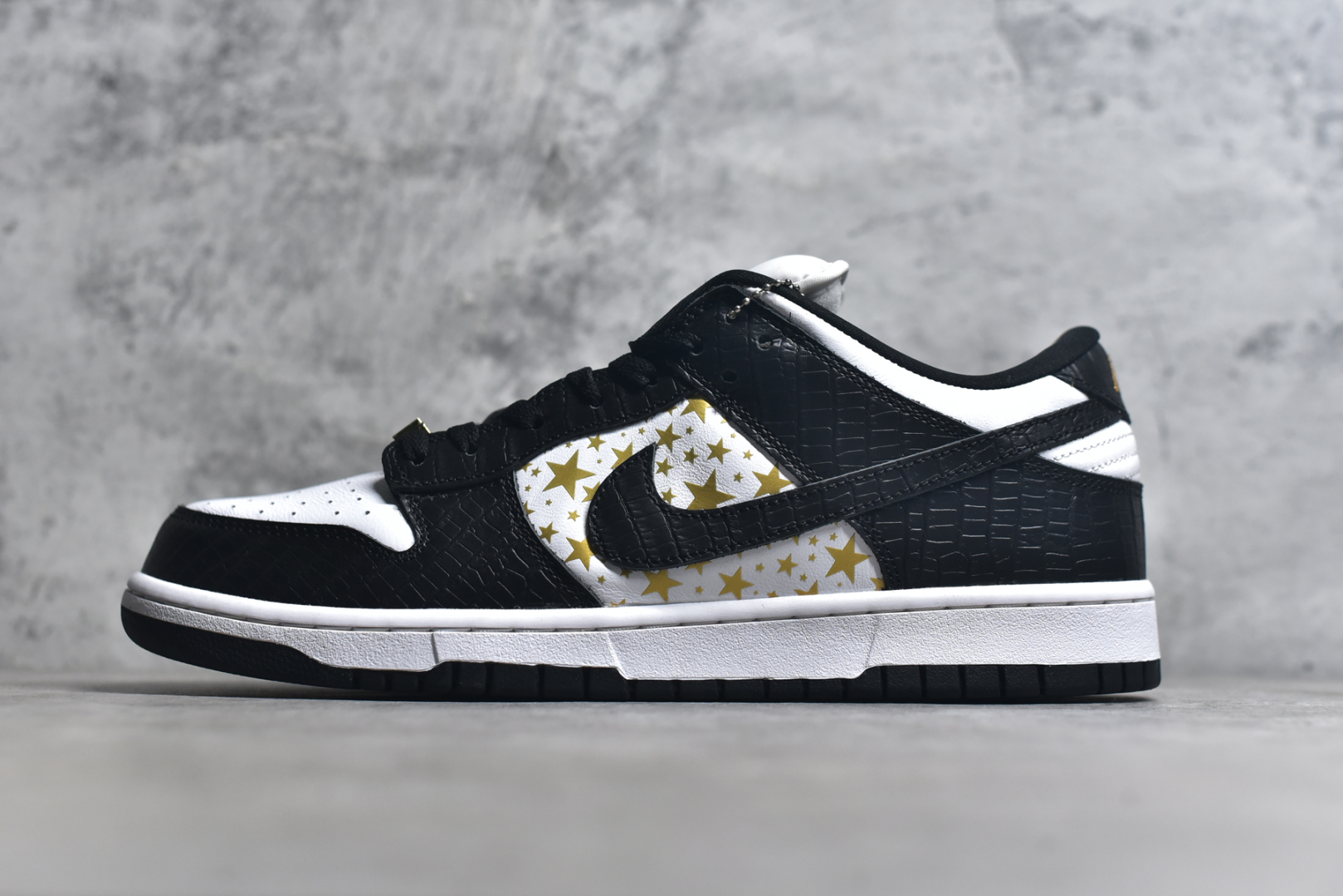 #Supreme x NK SB Dunk Low 联名白金黑 DH3228-102 圈内最强 零售首选 独家原厂航空铝磨具打磨大底 鞋头坡度极致还原 原盒原配 圈内天花板工艺 原厂冲刀 超高清洁度 全鞋零毛边皮料切割 全套原楦原模倾力打造完美版型 采用原厂百宏鞋带以及原厂百宏织唛舌标 内标可供原厂几率过验 原厂中底布黄色点胶 原厂中底布拉帮走线遵循公司️尺码：36 36.5 37.5 38 38.5 39 40 40.5 41 42 42.5 43 44 45 46 47.5-选品中心