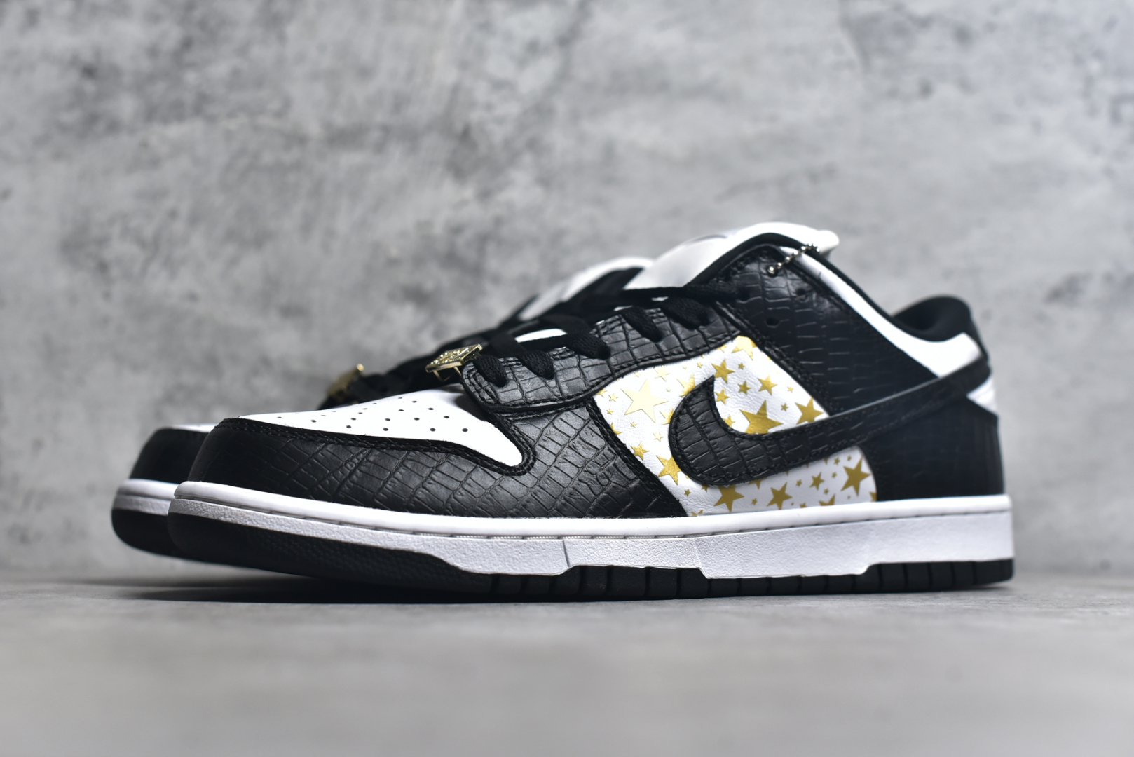图片[2]-#Supreme x NK SB Dunk Low 联名白金黑 DH3228-102 圈内最强 零售首选 独家原厂航空铝磨具打磨大底 鞋头坡度极致还原 原盒原配 圈内天花板工艺 原厂冲刀 超高清洁度 全鞋零毛边皮料切割 全套原楦原模倾力打造完美版型 采用原厂百宏鞋带以及原厂百宏织唛舌标 内标可供原厂几率过验 原厂中底布黄色点胶 原厂中底布拉帮走线遵循公司️尺码：36 36.5 37.5 38 38.5 39 40 40.5 41 42 42.5 43 44 45 46 47.5-选品中心