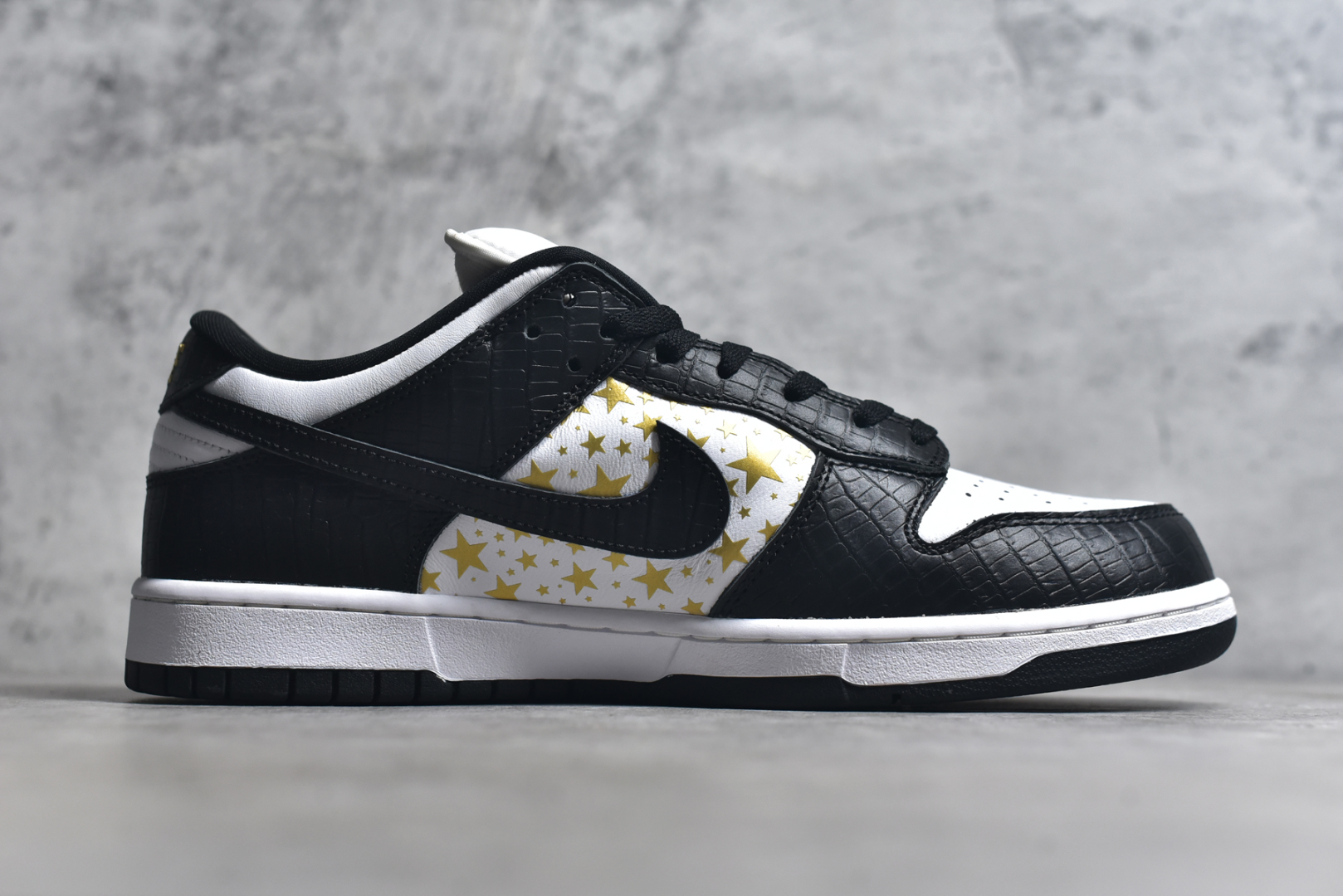 图片[3]-#Supreme x NK SB Dunk Low 联名白金黑 DH3228-102 圈内最强 零售首选 独家原厂航空铝磨具打磨大底 鞋头坡度极致还原 原盒原配 圈内天花板工艺 原厂冲刀 超高清洁度 全鞋零毛边皮料切割 全套原楦原模倾力打造完美版型 采用原厂百宏鞋带以及原厂百宏织唛舌标 内标可供原厂几率过验 原厂中底布黄色点胶 原厂中底布拉帮走线遵循公司️尺码：36 36.5 37.5 38 38.5 39 40 40.5 41 42 42.5 43 44 45 46 47.5-选品中心