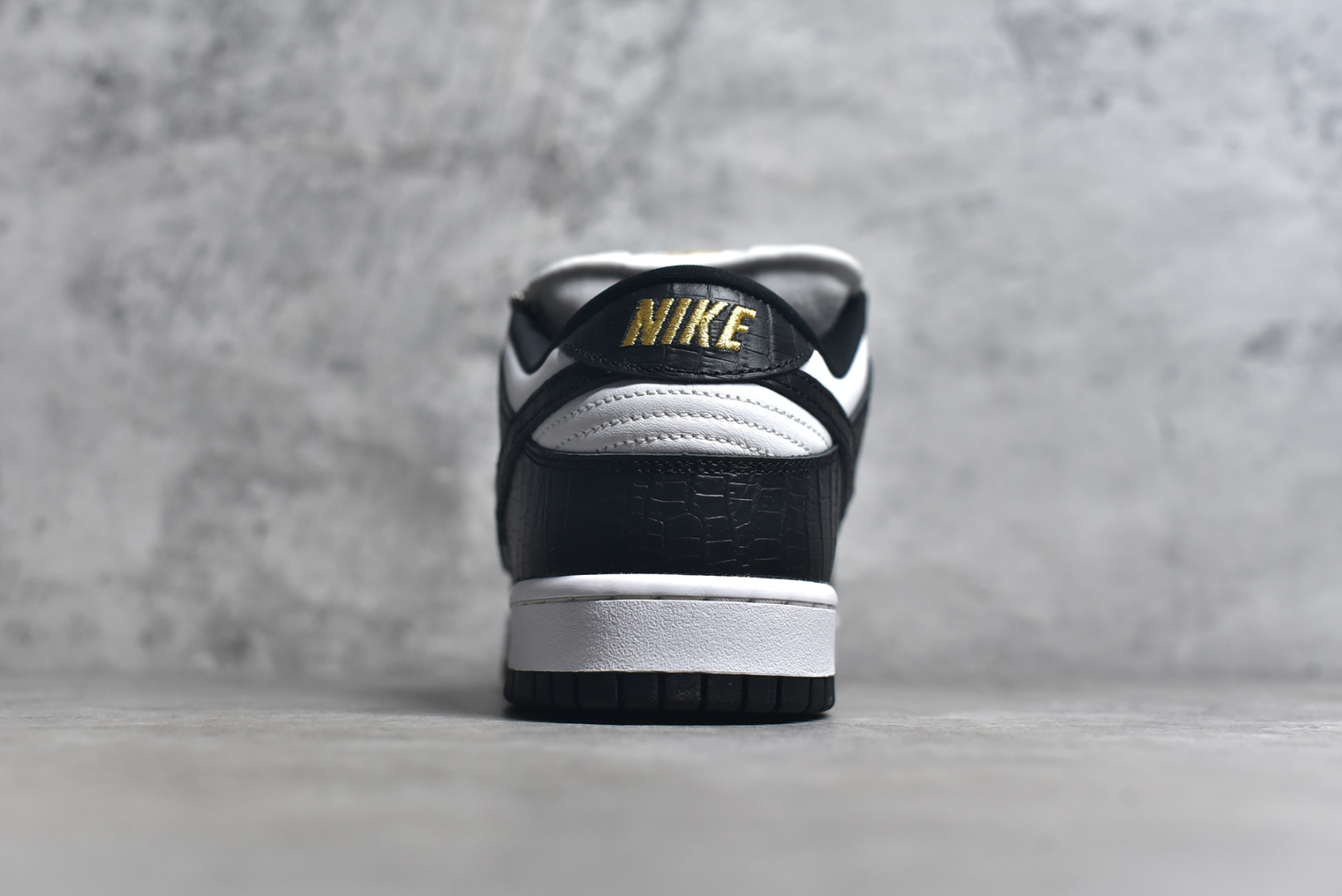 图片[5]-#Supreme x NK SB Dunk Low 联名白金黑 DH3228-102 圈内最强 零售首选 独家原厂航空铝磨具打磨大底 鞋头坡度极致还原 原盒原配 圈内天花板工艺 原厂冲刀 超高清洁度 全鞋零毛边皮料切割 全套原楦原模倾力打造完美版型 采用原厂百宏鞋带以及原厂百宏织唛舌标 内标可供原厂几率过验 原厂中底布黄色点胶 原厂中底布拉帮走线遵循公司️尺码：36 36.5 37.5 38 38.5 39 40 40.5 41 42 42.5 43 44 45 46 47.5-选品中心