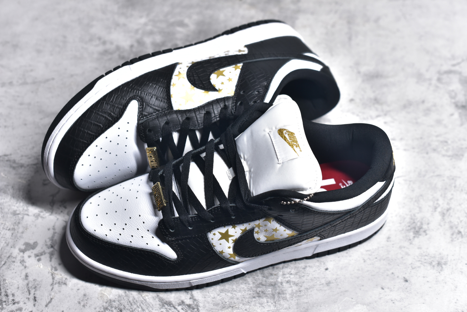 图片[7]-#Supreme x NK SB Dunk Low 联名白金黑 DH3228-102 圈内最强 零售首选 独家原厂航空铝磨具打磨大底 鞋头坡度极致还原 原盒原配 圈内天花板工艺 原厂冲刀 超高清洁度 全鞋零毛边皮料切割 全套原楦原模倾力打造完美版型 采用原厂百宏鞋带以及原厂百宏织唛舌标 内标可供原厂几率过验 原厂中底布黄色点胶 原厂中底布拉帮走线遵循公司️尺码：36 36.5 37.5 38 38.5 39 40 40.5 41 42 42.5 43 44 45 46 47.5-选品中心