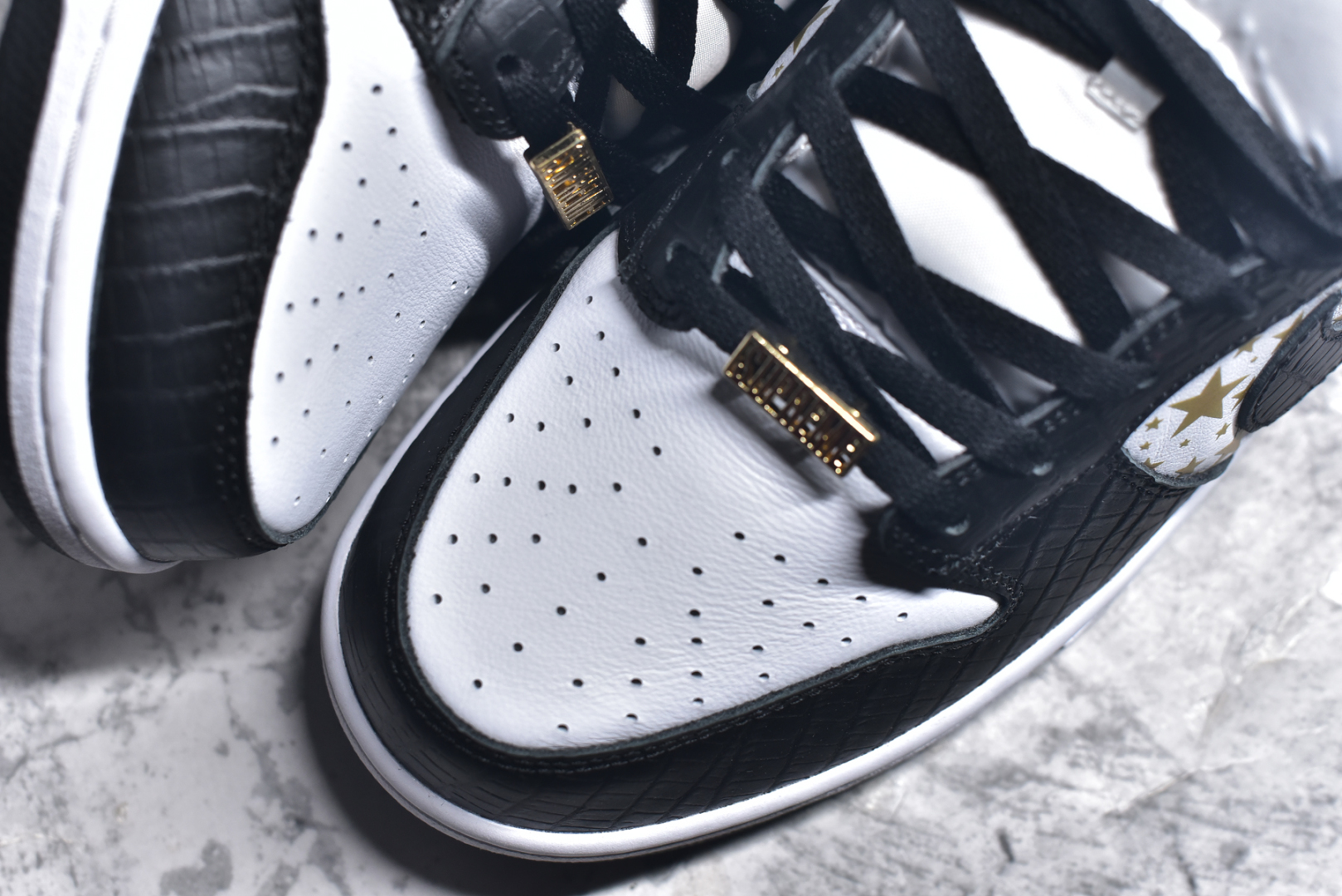 图片[8]-#Supreme x NK SB Dunk Low 联名白金黑 DH3228-102 圈内最强 零售首选 独家原厂航空铝磨具打磨大底 鞋头坡度极致还原 原盒原配 圈内天花板工艺 原厂冲刀 超高清洁度 全鞋零毛边皮料切割 全套原楦原模倾力打造完美版型 采用原厂百宏鞋带以及原厂百宏织唛舌标 内标可供原厂几率过验 原厂中底布黄色点胶 原厂中底布拉帮走线遵循公司️尺码：36 36.5 37.5 38 38.5 39 40 40.5 41 42 42.5 43 44 45 46 47.5-选品中心