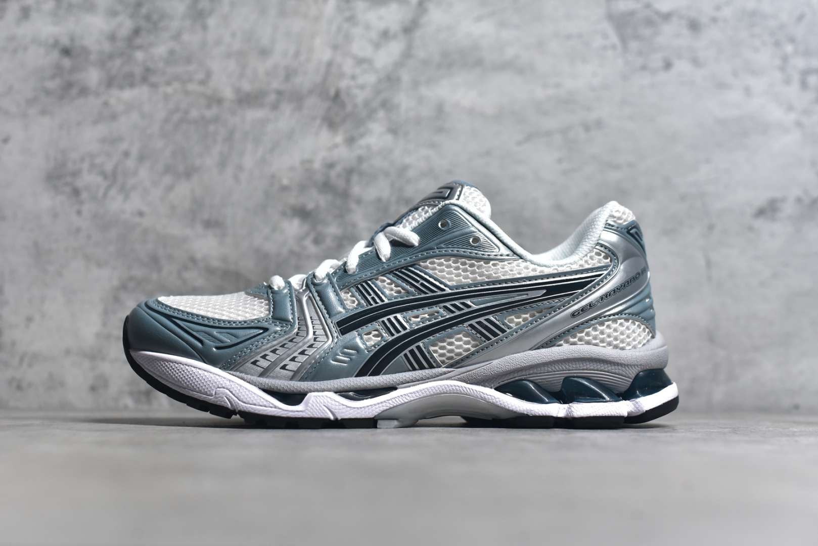 #ASICS GEL-KAYANO 14 亚瑟士K14系列户外复古潮流百搭织物合成革缓震休闲跑步鞋 原装纸板楦头开发 独家私模五层组合大底 原厂定制缓震硅胶加持 原盒原配 官方四联吊牌 原装Ortholite轻量化鞋垫 设计师 Hidenori Yamashita 以「Flash」一词为灵感 创造出未来感金属色鞋面 改造升级内在性能 由内而外全面革新 为 GEL-KAYANO 家族传承及经典跑鞋文化的延续 创下里程碑式作品 K14跑鞋重新诠释了复古的跑步形状 并以其 2000 年代后期的美学理念重新铺装 银色与蓝色的鞋面极为高档 网面铺陈与鞋面、鞋头多处细节位增添了透气性 鞋后跟部中底上以及多密度耐磨鞋底增加了 GEL 缓震胶 提供高抗冲击性、缓冲性、可保护脚部免受地面冲击的影响 穿着舒适性十足 尺码：35.5 36 37 37.5 38 39 39.5 40.5 41.5 42 42.5 43.5 44 45-选品中心