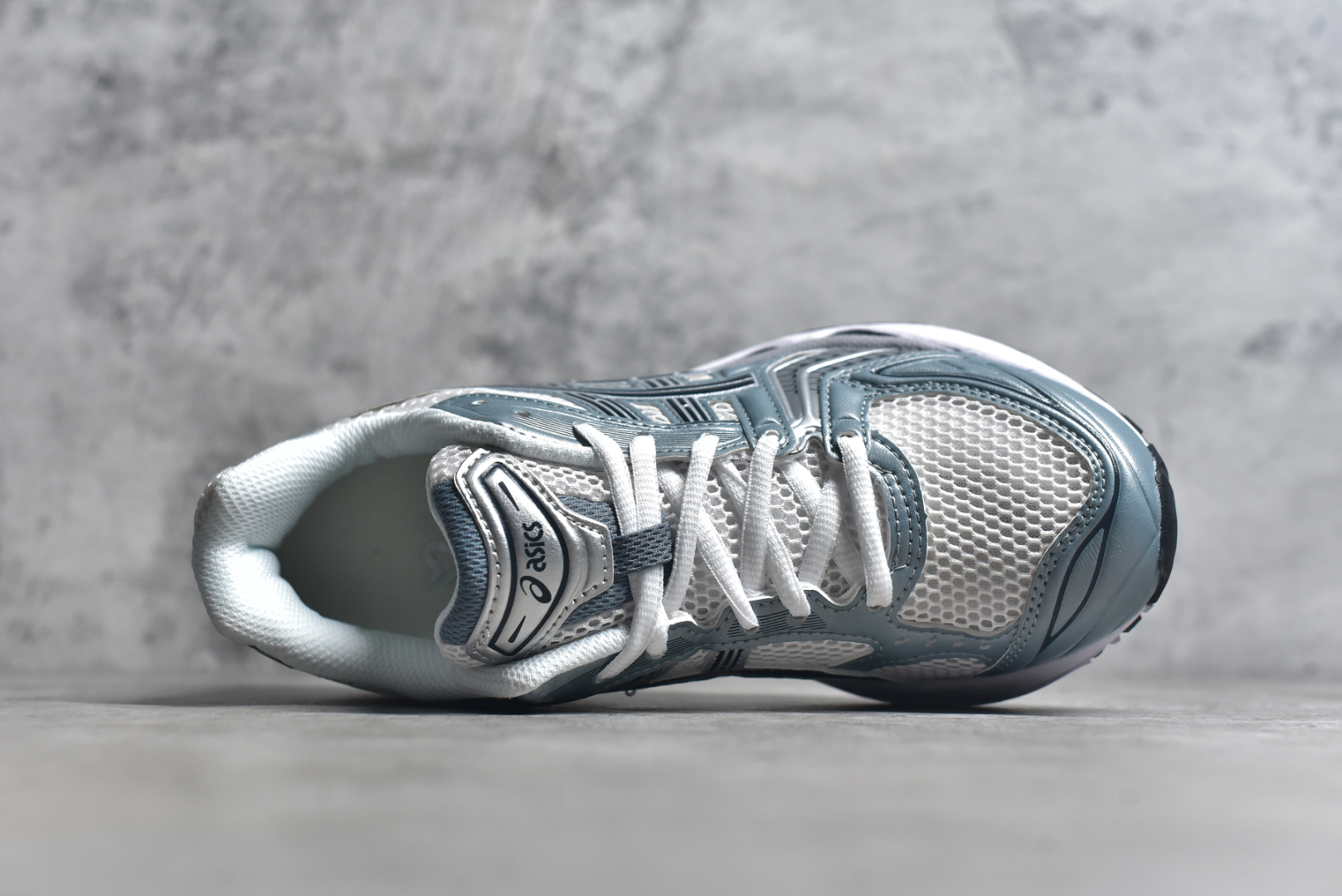 图片[4]-#ASICS GEL-KAYANO 14 亚瑟士K14系列户外复古潮流百搭织物合成革缓震休闲跑步鞋 原装纸板楦头开发 独家私模五层组合大底 原厂定制缓震硅胶加持 原盒原配 官方四联吊牌 原装Ortholite轻量化鞋垫 设计师 Hidenori Yamashita 以「Flash」一词为灵感 创造出未来感金属色鞋面 改造升级内在性能 由内而外全面革新 为 GEL-KAYANO 家族传承及经典跑鞋文化的延续 创下里程碑式作品 K14跑鞋重新诠释了复古的跑步形状 并以其 2000 年代后期的美学理念重新铺装 银色与蓝色的鞋面极为高档 网面铺陈与鞋面、鞋头多处细节位增添了透气性 鞋后跟部中底上以及多密度耐磨鞋底增加了 GEL 缓震胶 提供高抗冲击性、缓冲性、可保护脚部免受地面冲击的影响 穿着舒适性十足 尺码：35.5 36 37 37.5 38 39 39.5 40.5 41.5 42 42.5 43.5 44 45-选品中心