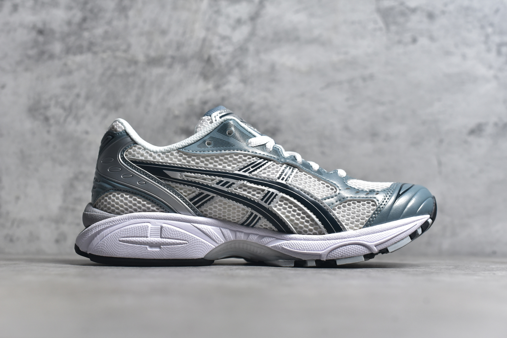 图片[3]-#ASICS GEL-KAYANO 14 亚瑟士K14系列户外复古潮流百搭织物合成革缓震休闲跑步鞋 原装纸板楦头开发 独家私模五层组合大底 原厂定制缓震硅胶加持 原盒原配 官方四联吊牌 原装Ortholite轻量化鞋垫 设计师 Hidenori Yamashita 以「Flash」一词为灵感 创造出未来感金属色鞋面 改造升级内在性能 由内而外全面革新 为 GEL-KAYANO 家族传承及经典跑鞋文化的延续 创下里程碑式作品 K14跑鞋重新诠释了复古的跑步形状 并以其 2000 年代后期的美学理念重新铺装 银色与蓝色的鞋面极为高档 网面铺陈与鞋面、鞋头多处细节位增添了透气性 鞋后跟部中底上以及多密度耐磨鞋底增加了 GEL 缓震胶 提供高抗冲击性、缓冲性、可保护脚部免受地面冲击的影响 穿着舒适性十足 尺码：35.5 36 37 37.5 38 39 39.5 40.5 41.5 42 42.5 43.5 44 45-选品中心