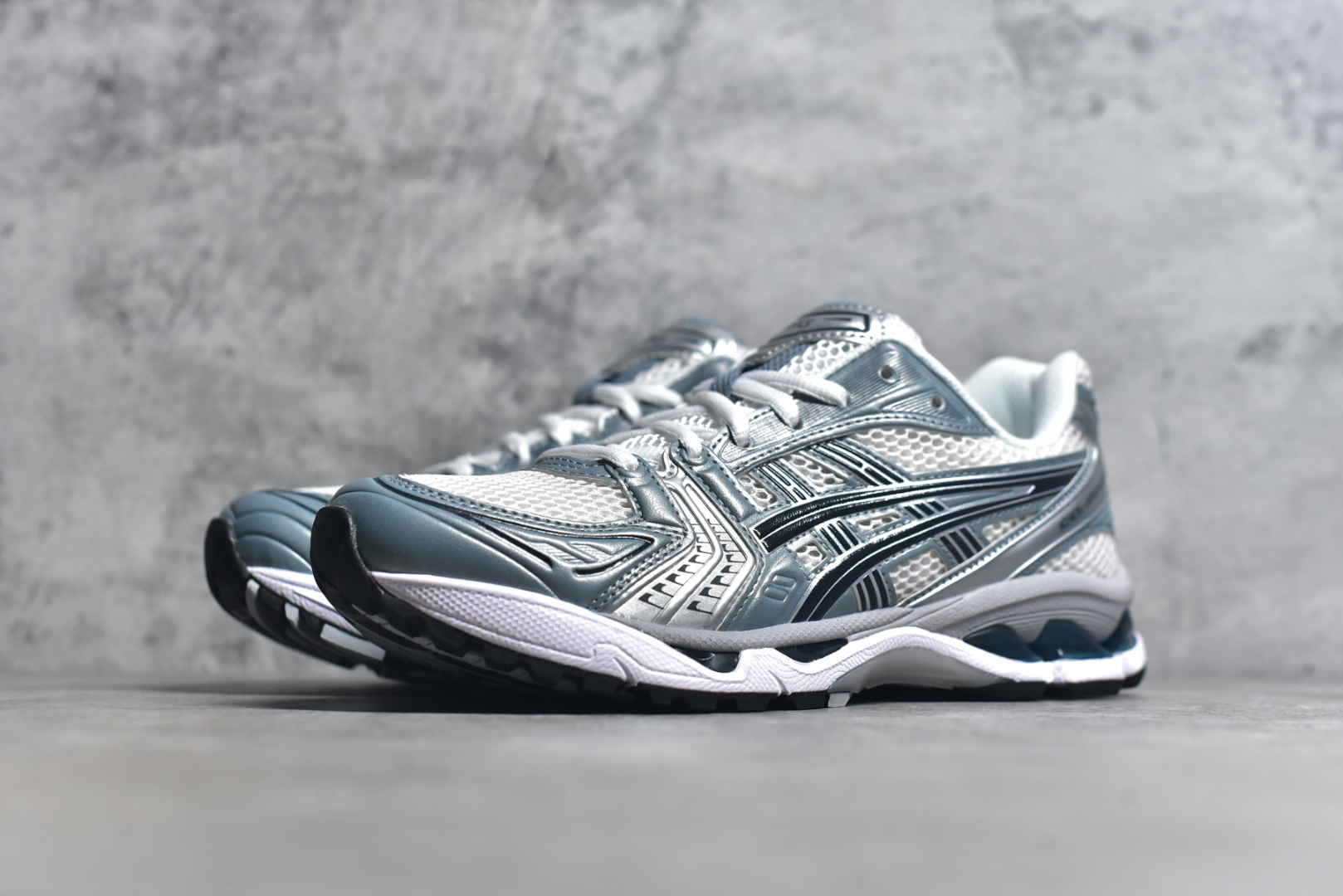 图片[2]-#ASICS GEL-KAYANO 14 亚瑟士K14系列户外复古潮流百搭织物合成革缓震休闲跑步鞋 原装纸板楦头开发 独家私模五层组合大底 原厂定制缓震硅胶加持 原盒原配 官方四联吊牌 原装Ortholite轻量化鞋垫 设计师 Hidenori Yamashita 以「Flash」一词为灵感 创造出未来感金属色鞋面 改造升级内在性能 由内而外全面革新 为 GEL-KAYANO 家族传承及经典跑鞋文化的延续 创下里程碑式作品 K14跑鞋重新诠释了复古的跑步形状 并以其 2000 年代后期的美学理念重新铺装 银色与蓝色的鞋面极为高档 网面铺陈与鞋面、鞋头多处细节位增添了透气性 鞋后跟部中底上以及多密度耐磨鞋底增加了 GEL 缓震胶 提供高抗冲击性、缓冲性、可保护脚部免受地面冲击的影响 穿着舒适性十足 尺码：35.5 36 37 37.5 38 39 39.5 40.5 41.5 42 42.5 43.5 44 45-选品中心