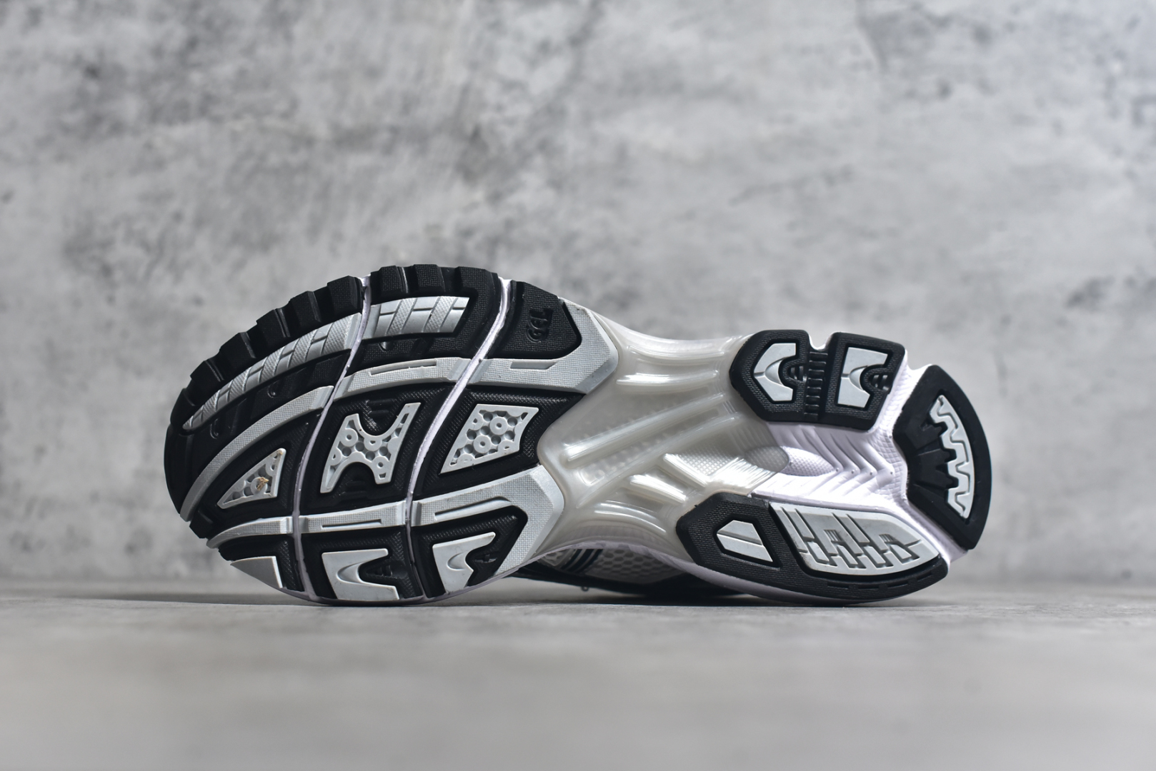 图片[6]-#ASICS GEL-KAYANO 14 亚瑟士K14系列户外复古潮流百搭织物合成革缓震休闲跑步鞋 原装纸板楦头开发 独家私模五层组合大底 原厂定制缓震硅胶加持 原盒原配 官方四联吊牌 原装Ortholite轻量化鞋垫 设计师 Hidenori Yamashita 以「Flash」一词为灵感 创造出未来感金属色鞋面 改造升级内在性能 由内而外全面革新 为 GEL-KAYANO 家族传承及经典跑鞋文化的延续 创下里程碑式作品 K14跑鞋重新诠释了复古的跑步形状 并以其 2000 年代后期的美学理念重新铺装 银色与蓝色的鞋面极为高档 网面铺陈与鞋面、鞋头多处细节位增添了透气性 鞋后跟部中底上以及多密度耐磨鞋底增加了 GEL 缓震胶 提供高抗冲击性、缓冲性、可保护脚部免受地面冲击的影响 穿着舒适性十足 尺码：35.5 36 37 37.5 38 39 39.5 40.5 41.5 42 42.5 43.5 44 45-选品中心