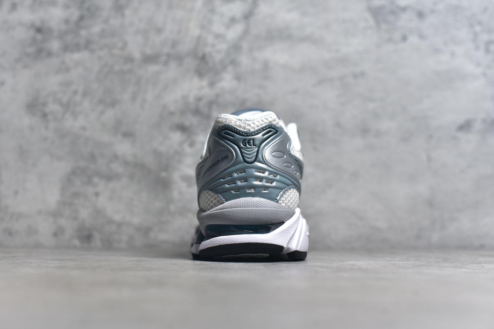 图片[5]-#ASICS GEL-KAYANO 14 亚瑟士K14系列户外复古潮流百搭织物合成革缓震休闲跑步鞋 原装纸板楦头开发 独家私模五层组合大底 原厂定制缓震硅胶加持 原盒原配 官方四联吊牌 原装Ortholite轻量化鞋垫 设计师 Hidenori Yamashita 以「Flash」一词为灵感 创造出未来感金属色鞋面 改造升级内在性能 由内而外全面革新 为 GEL-KAYANO 家族传承及经典跑鞋文化的延续 创下里程碑式作品 K14跑鞋重新诠释了复古的跑步形状 并以其 2000 年代后期的美学理念重新铺装 银色与蓝色的鞋面极为高档 网面铺陈与鞋面、鞋头多处细节位增添了透气性 鞋后跟部中底上以及多密度耐磨鞋底增加了 GEL 缓震胶 提供高抗冲击性、缓冲性、可保护脚部免受地面冲击的影响 穿着舒适性十足 尺码：35.5 36 37 37.5 38 39 39.5 40.5 41.5 42 42.5 43.5 44 45-选品中心